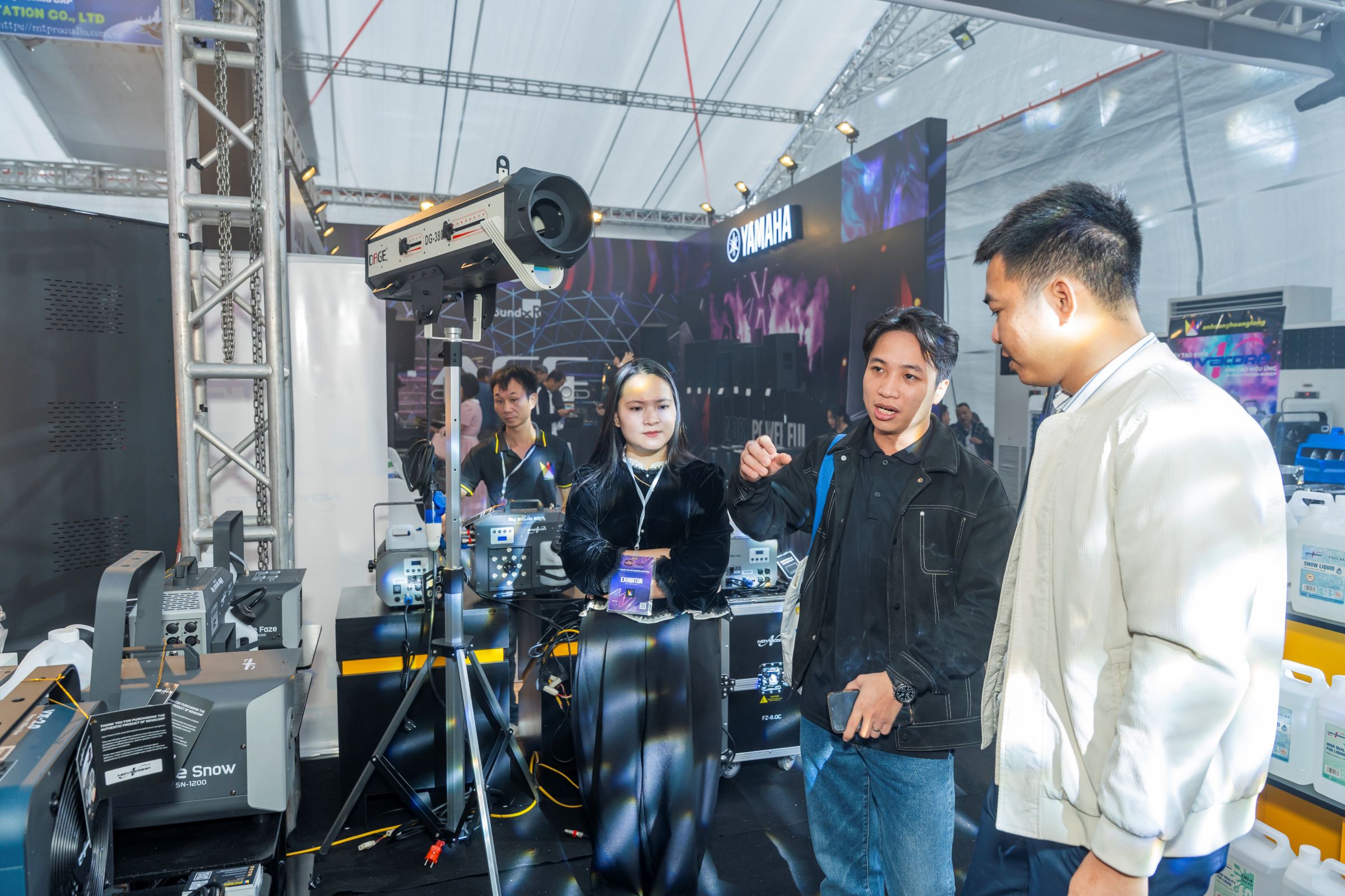 Ánh Sáng Hoàng Long Tại PLASE Show 2025: Dấu Ấn Bùng Nổ Gian Hàng D17