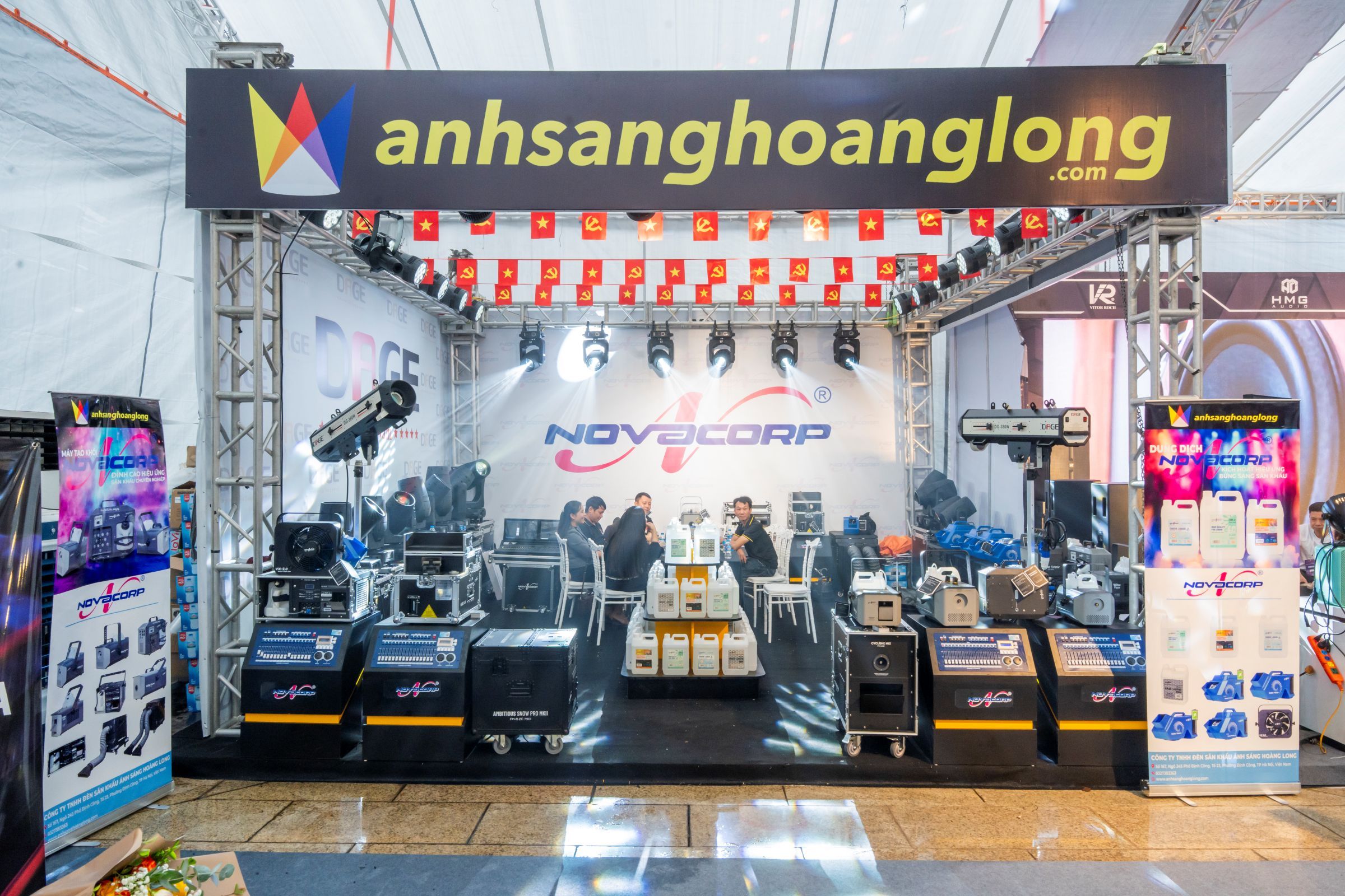 Ánh Sáng Hoàng Long Trình Diễn Giải Pháp Novacorp, DAGE Tại PLASE