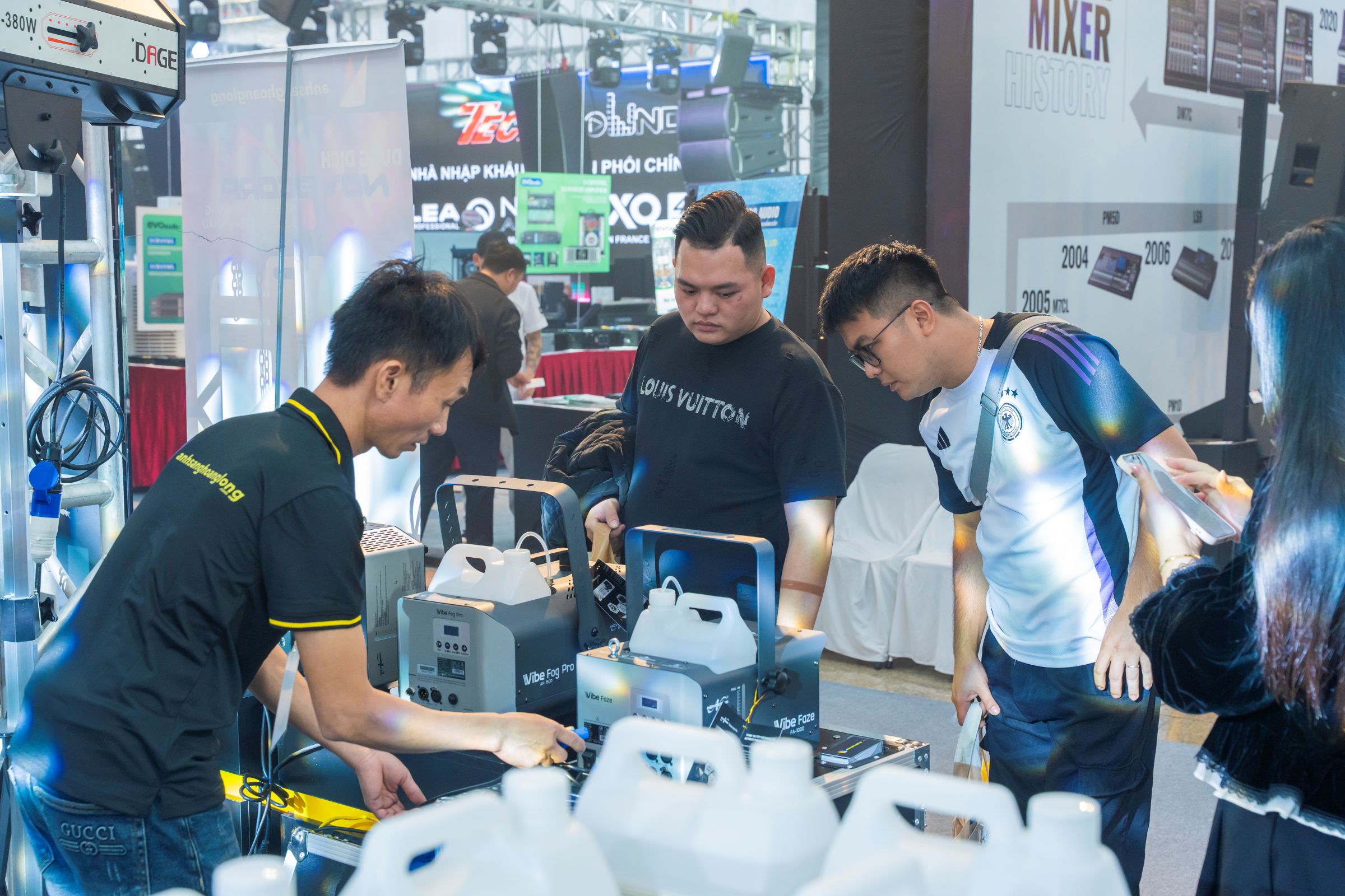 Trải Nghiệm Khách Hàng Tại Ánh Sáng Hoàng Long D17 | PLASE Show 2025