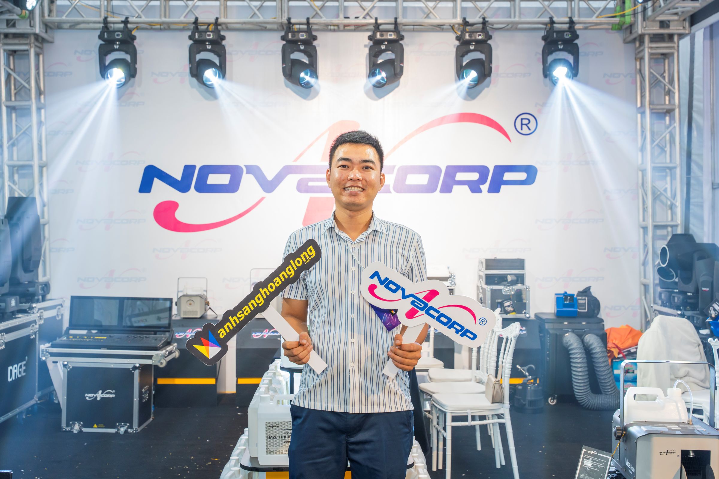 Ánh Sáng Hoàng Long Nổi Bật Tại PLASE Show 2025 Hà Nội (Gian D17)