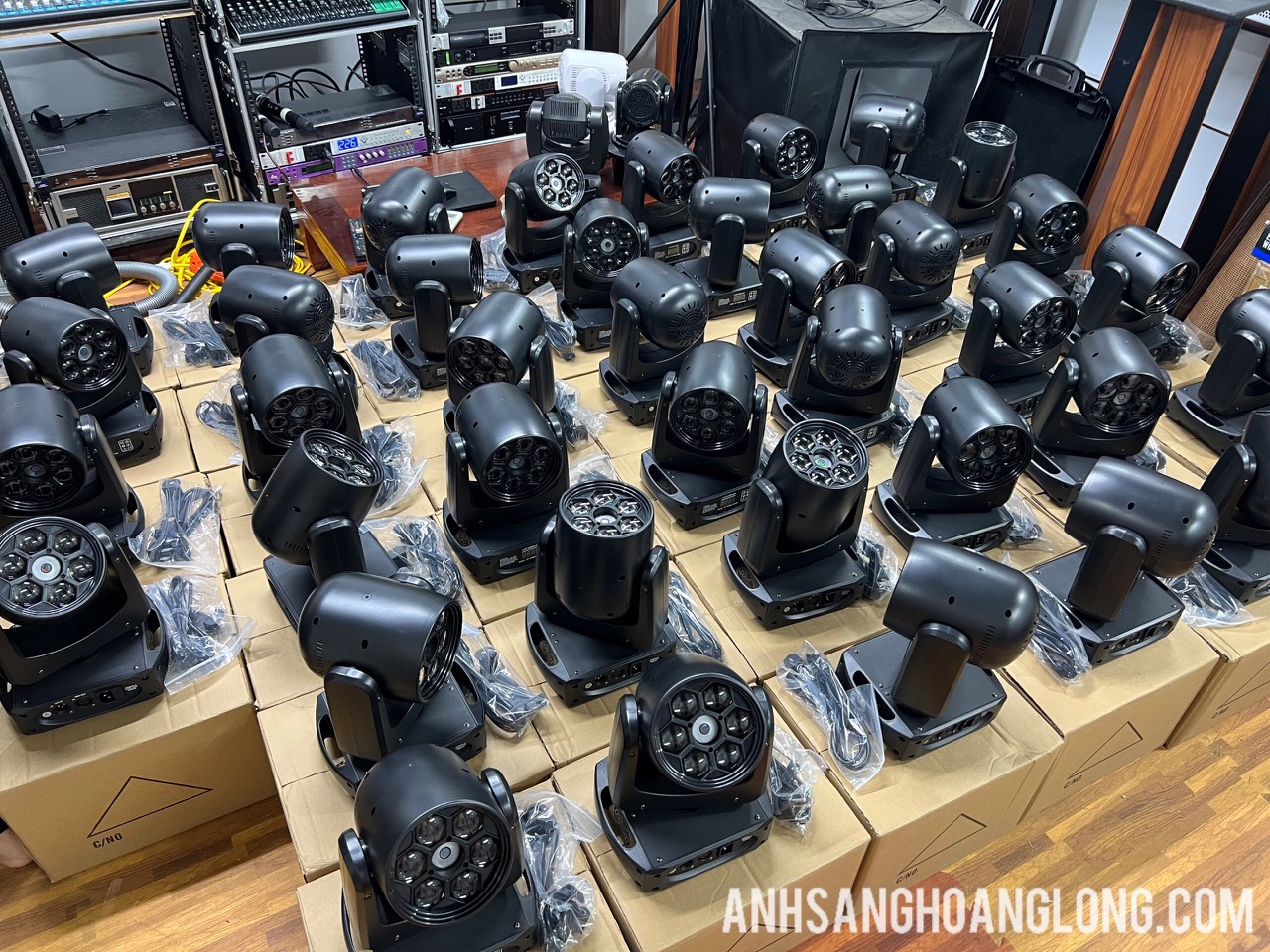 Đèn Moving Cảm Biến Theo Nhạc Ở Đám Cưới