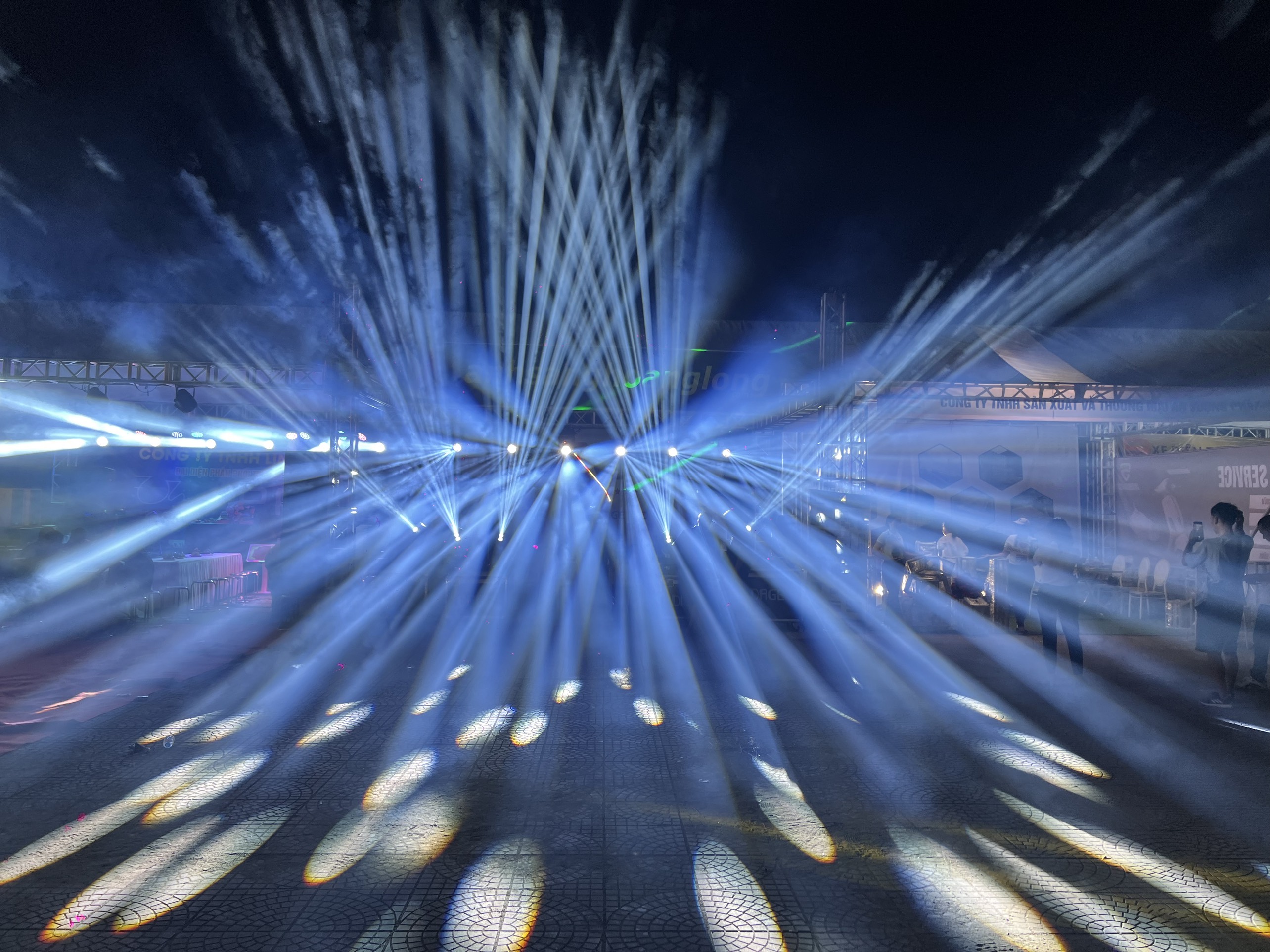 PRISM Là Gì? Ứng Dụng Của PRISM Trong Đèn Sân Khấu