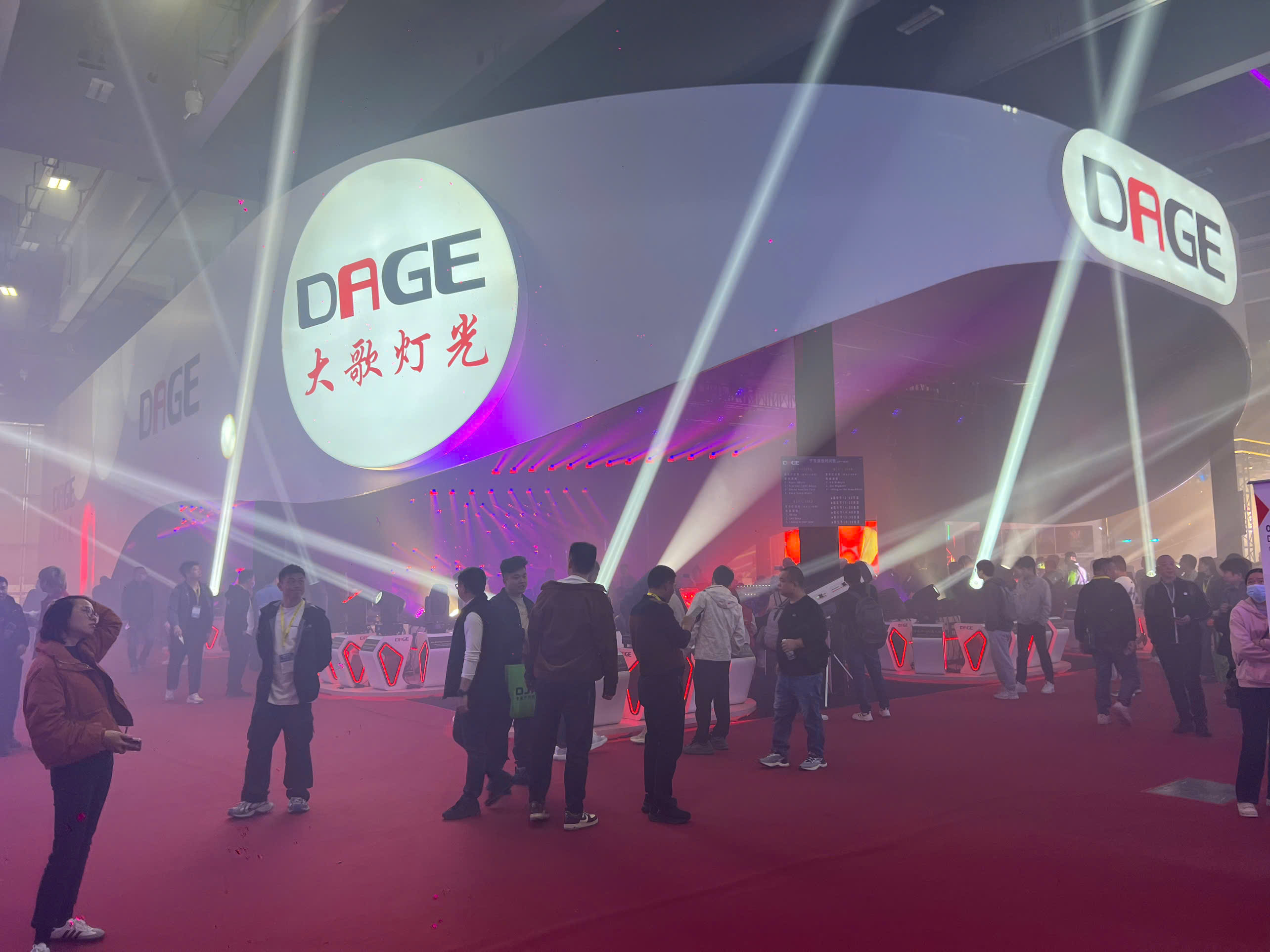 Bùng Nổ Tại GETSHOW 2025 – DAGE Mang Tới Xu Hướng Ánh Sáng Sân Khấu Mới Nhất 2025