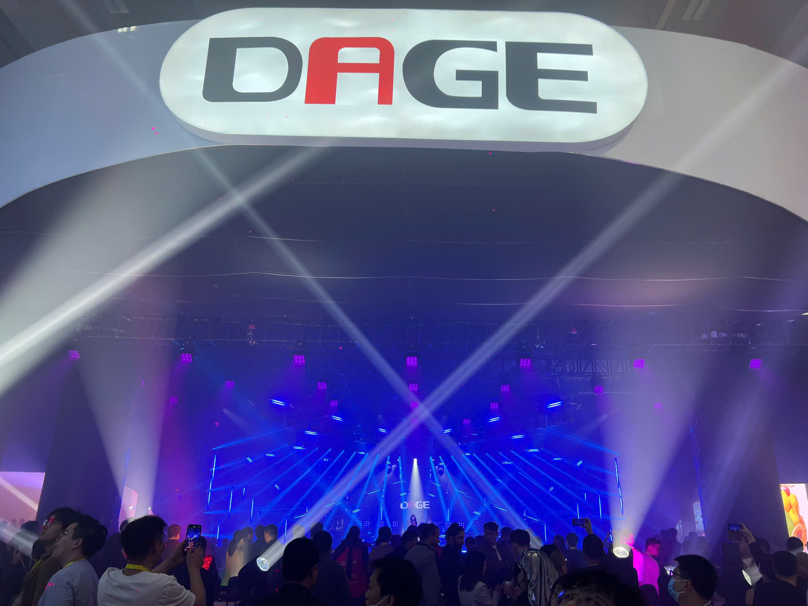 GETSHOW 2025: DAGE Khẳng Định Vị Thế Ông Lớn Ngành Đèn Sân Khấu