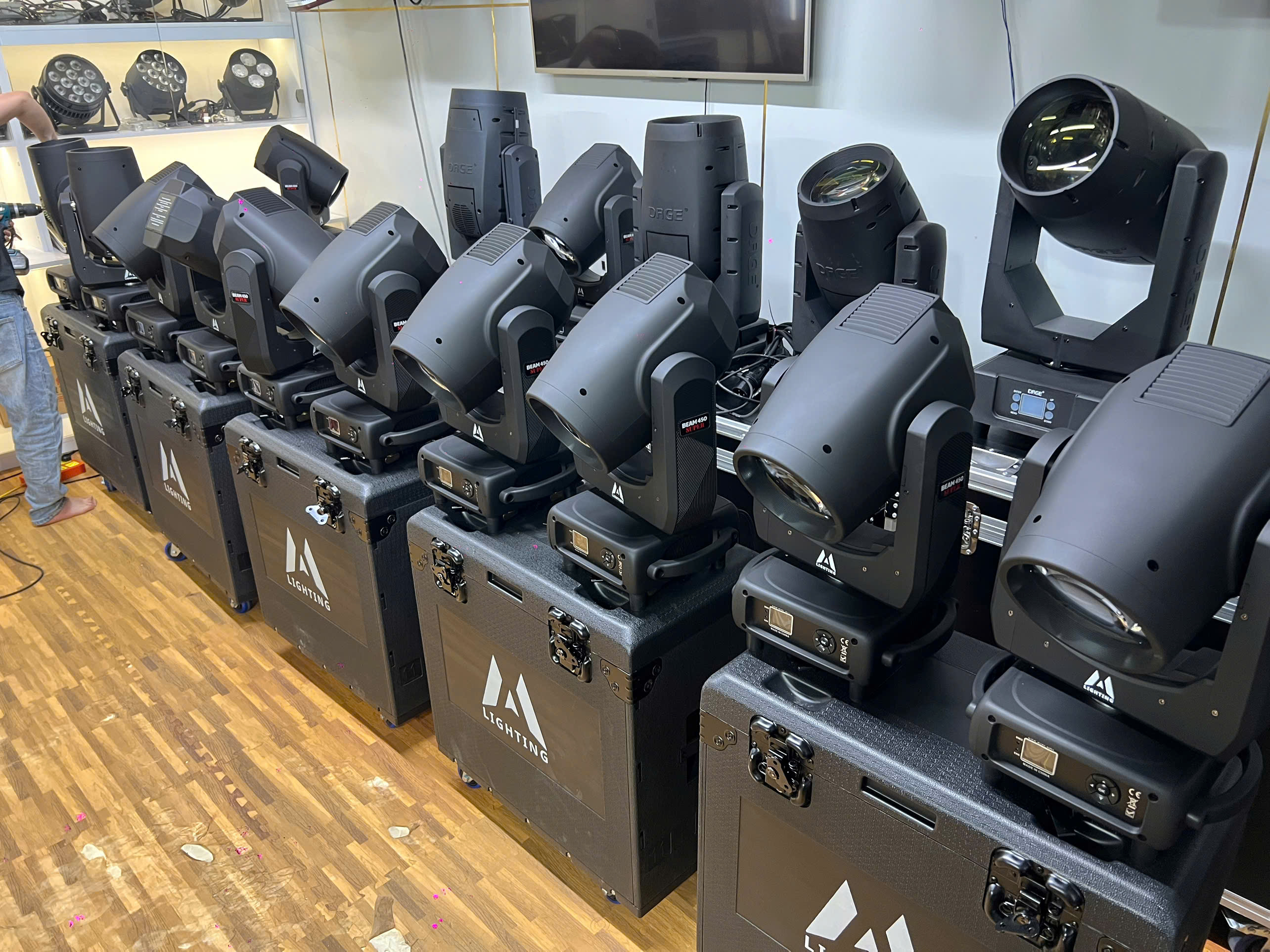 Đèn Sân Khấu Beam 450W Super M Lighting – Lựa Chọn Hàng Đầu Cho Biểu Diễn