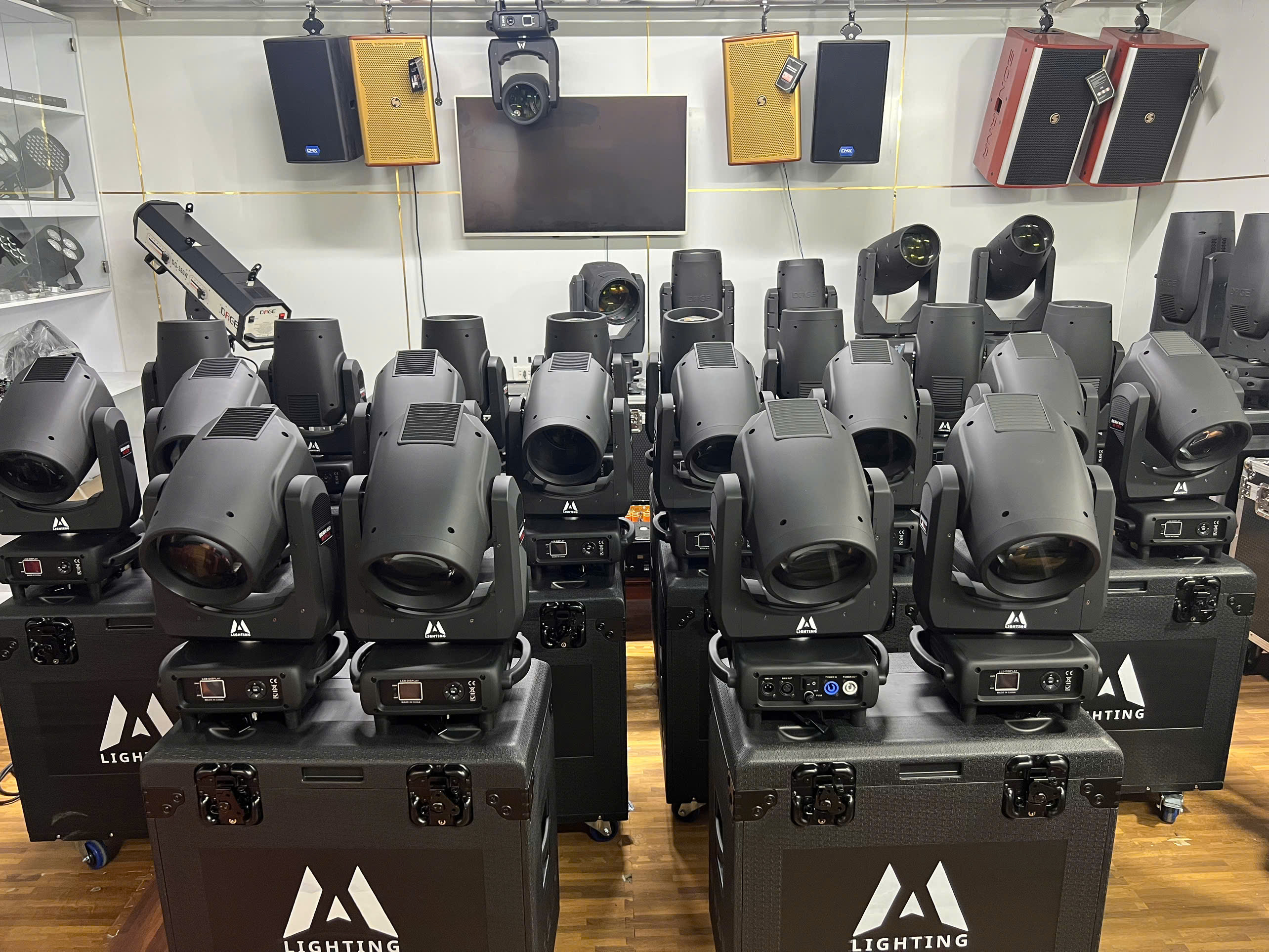 Bàn Giao 20 Cây Đèn Beam 450W Super M Lighting Cho Sân Khấu Chuyên Nghiệp