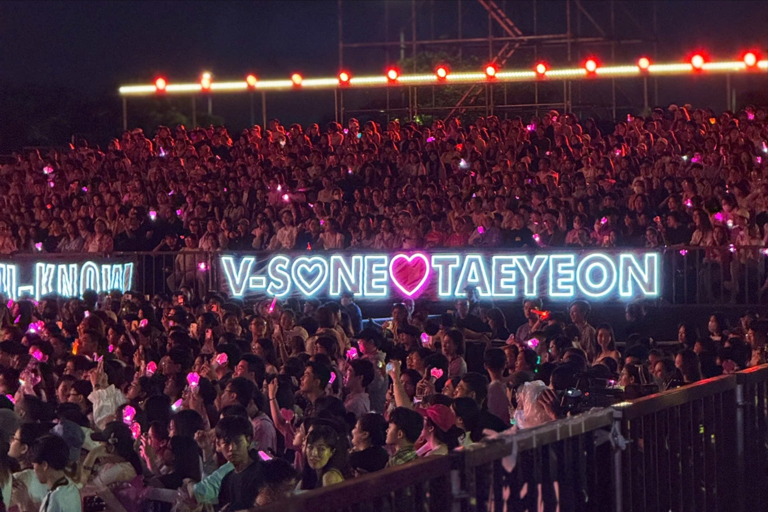 The K-Showtime: Đêm nhạc cảm xúc và sự cố đáng tiếc của Taeyeon