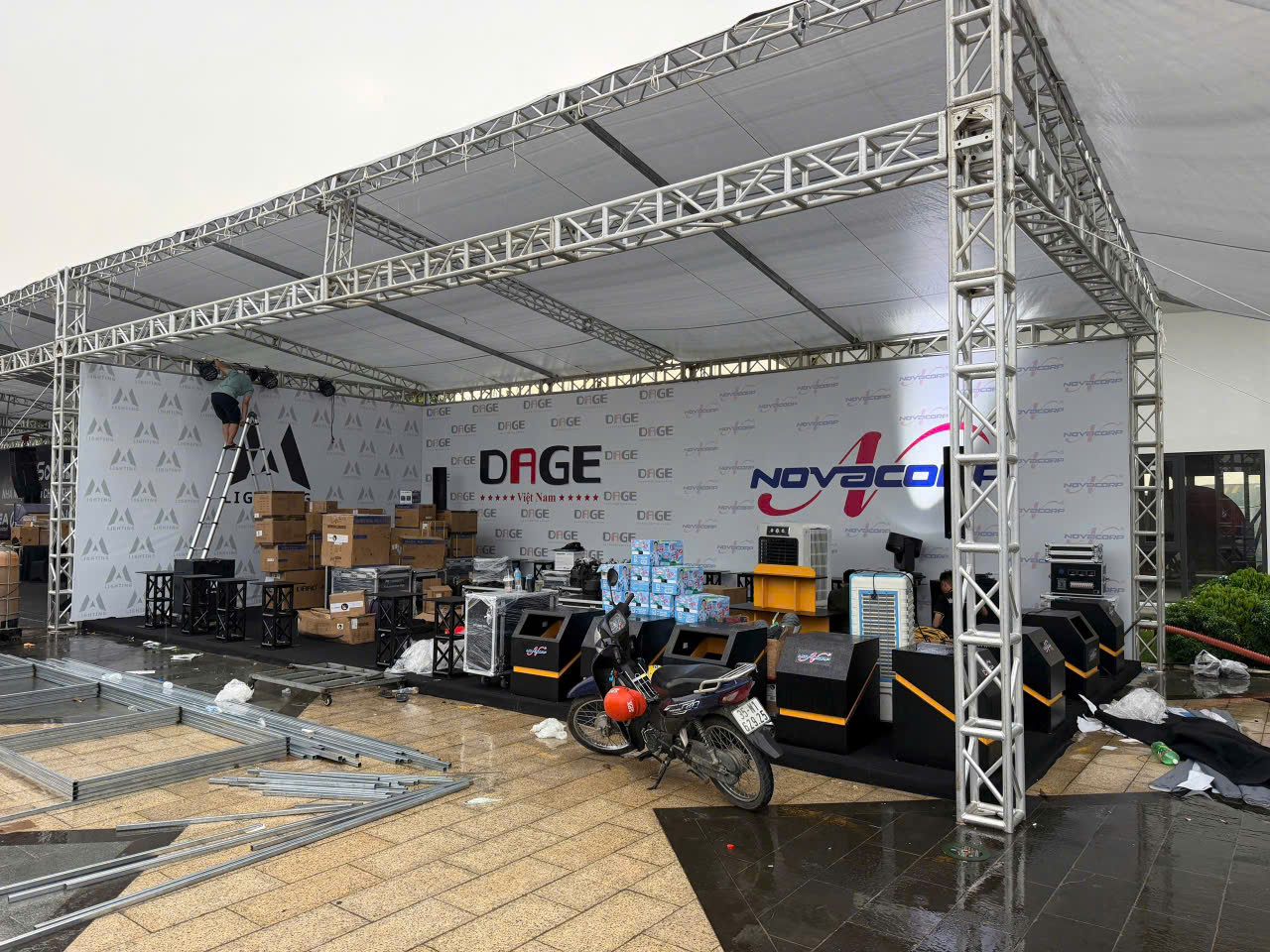 Hậu trường dựng gian hàng Ánh Sáng Hoàng Long trước giờ khai mạc NPSE 2026