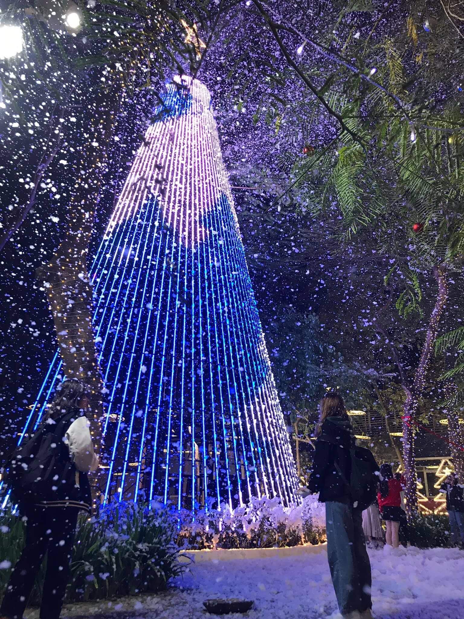 Máy phun tuyết dùng trong nhà thờ