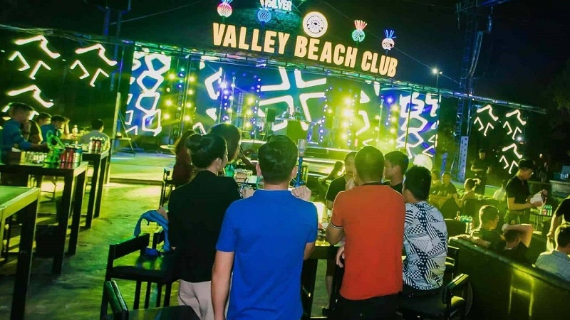 Vì sao cần đèn chống nước cho Bar ngoài bãi biển?