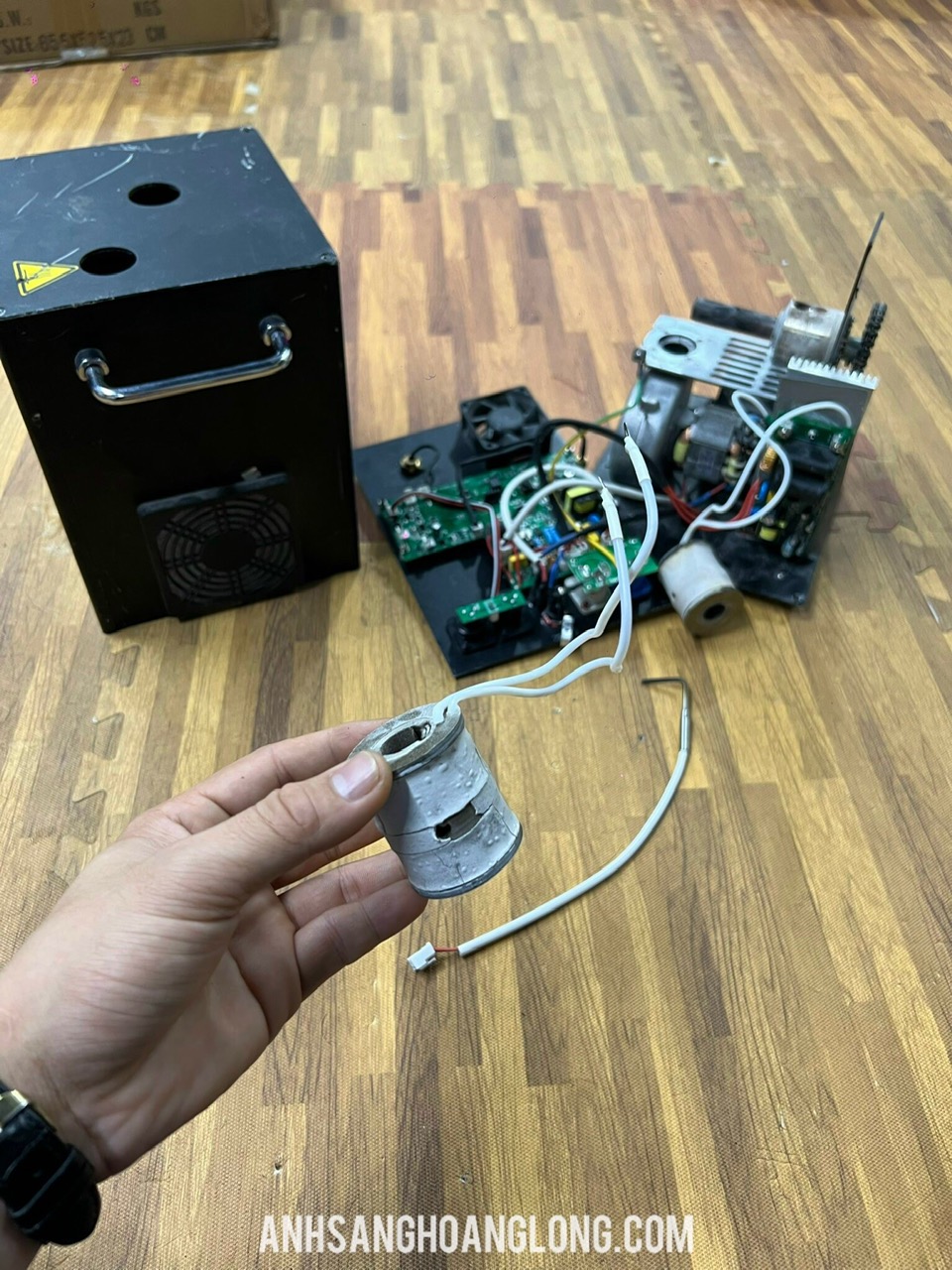 máy phun pháo nhà hàng tiệc cưới