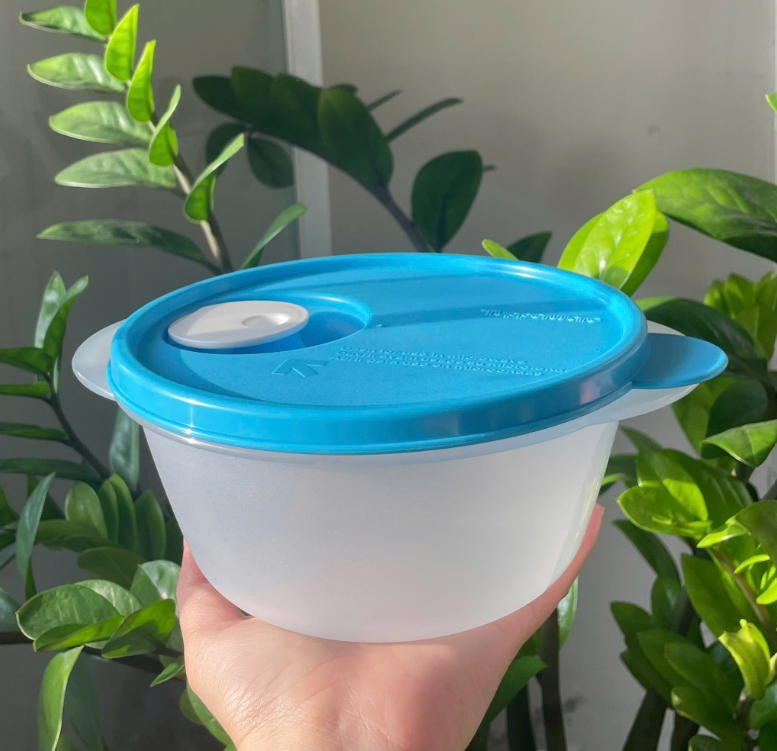 Hộp mát Tupperware 800ml quay lvs - thân trong nắp xanh