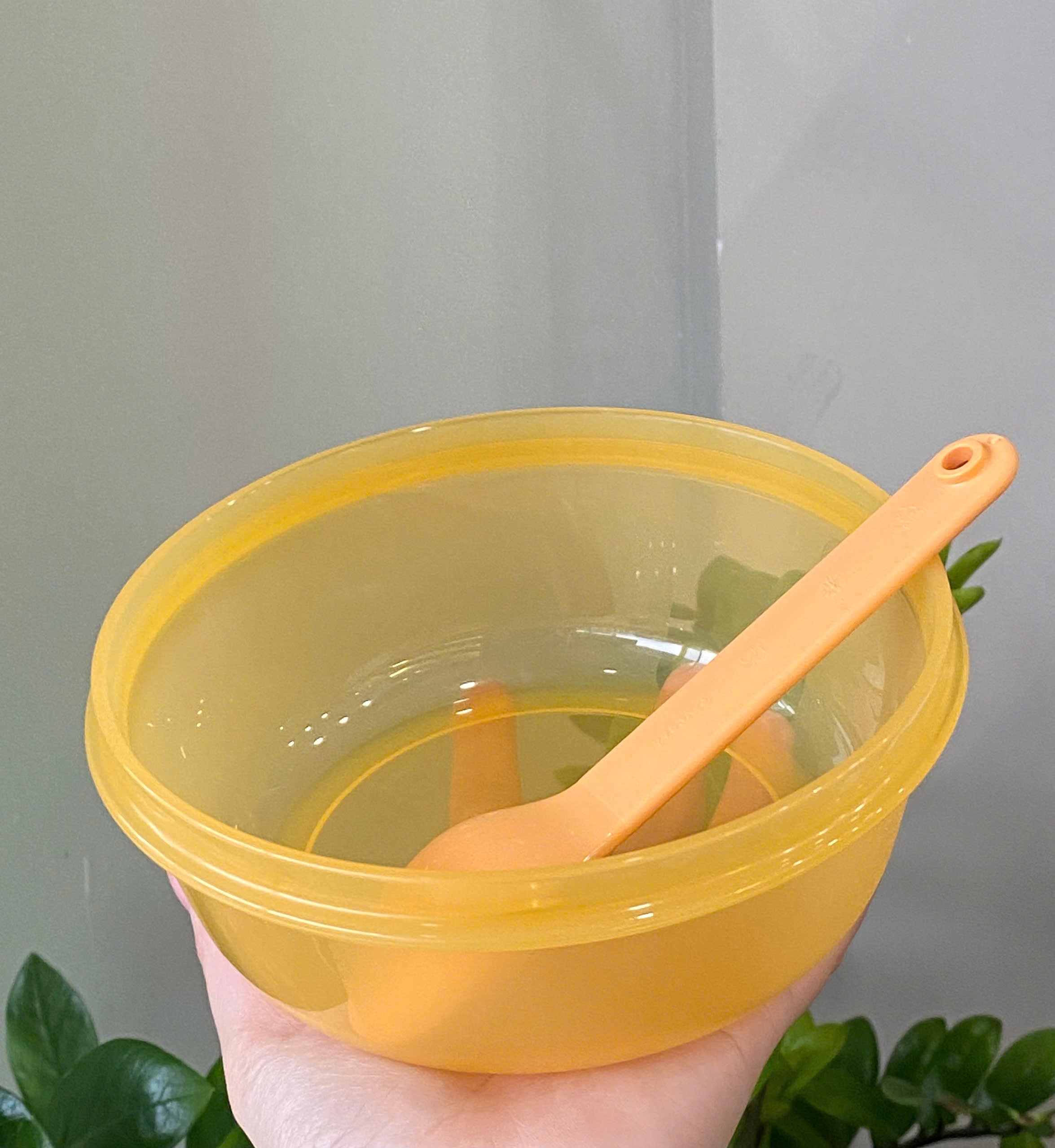 Tuptrung - Hộp Bowl tròn 600ml có muỗng cài trên nắp