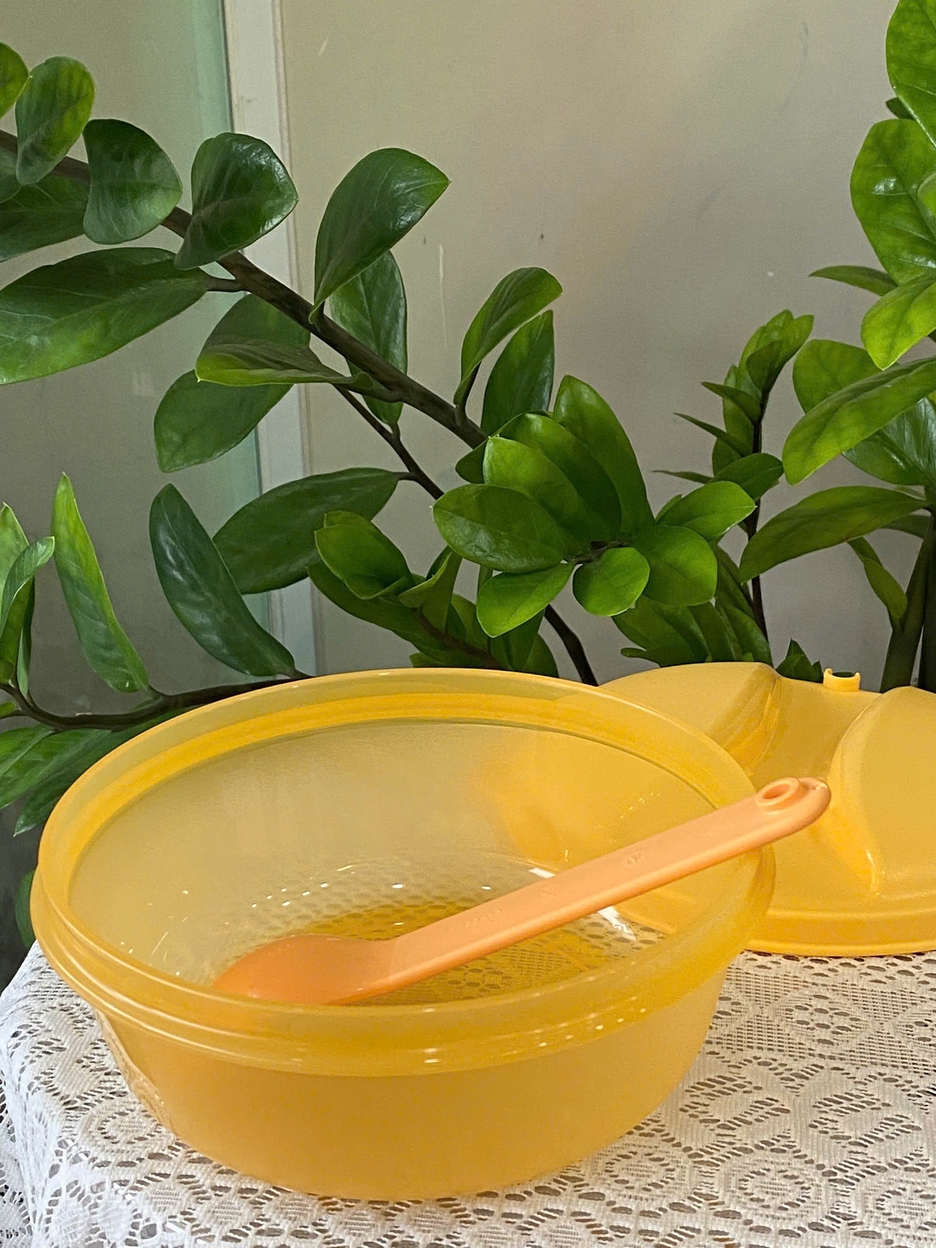 Tuptrung - Hộp Bowl tròn 600ml có muỗng cài trên nắp