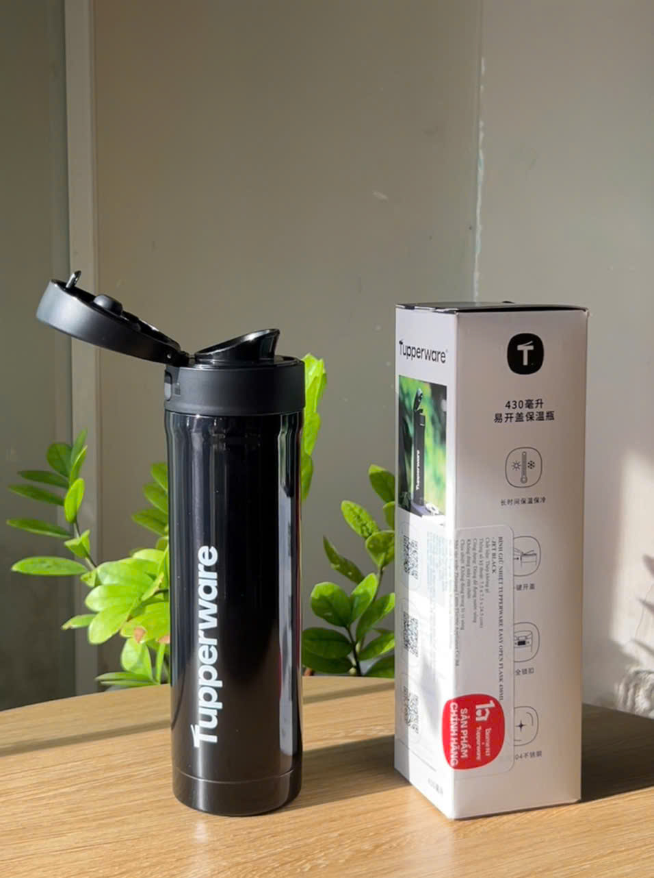 Bình giữ nhiệt Tupperware Easy Open Flask 430ml màu đen làm quà Noel