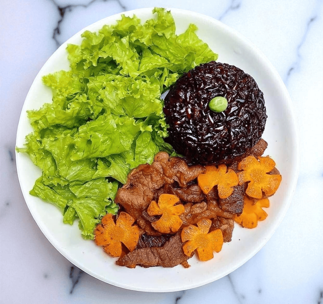 Cơm gạo lứt – Thịt bò xào cà rốt – Rau xà lách