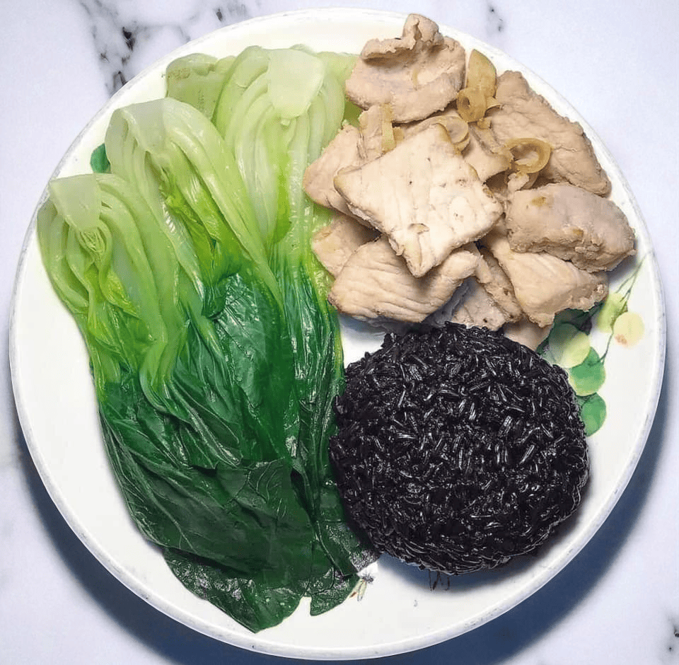 Cơm gạo lứt – Thịt nạc heo – Cải thìa luộc