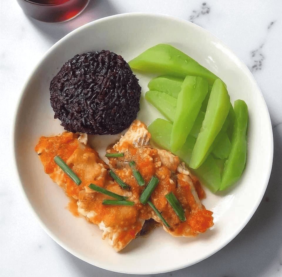 Cơm gạo lứt – Cá sốt cà chua – Su su luộc