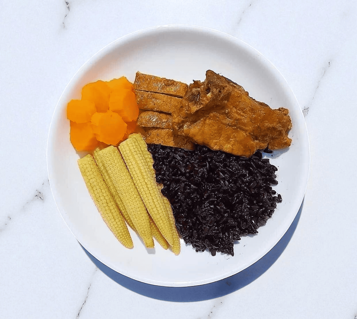 Cơm gạo lứt – Sườn non kho – Cà rốt luộc – Bắp non