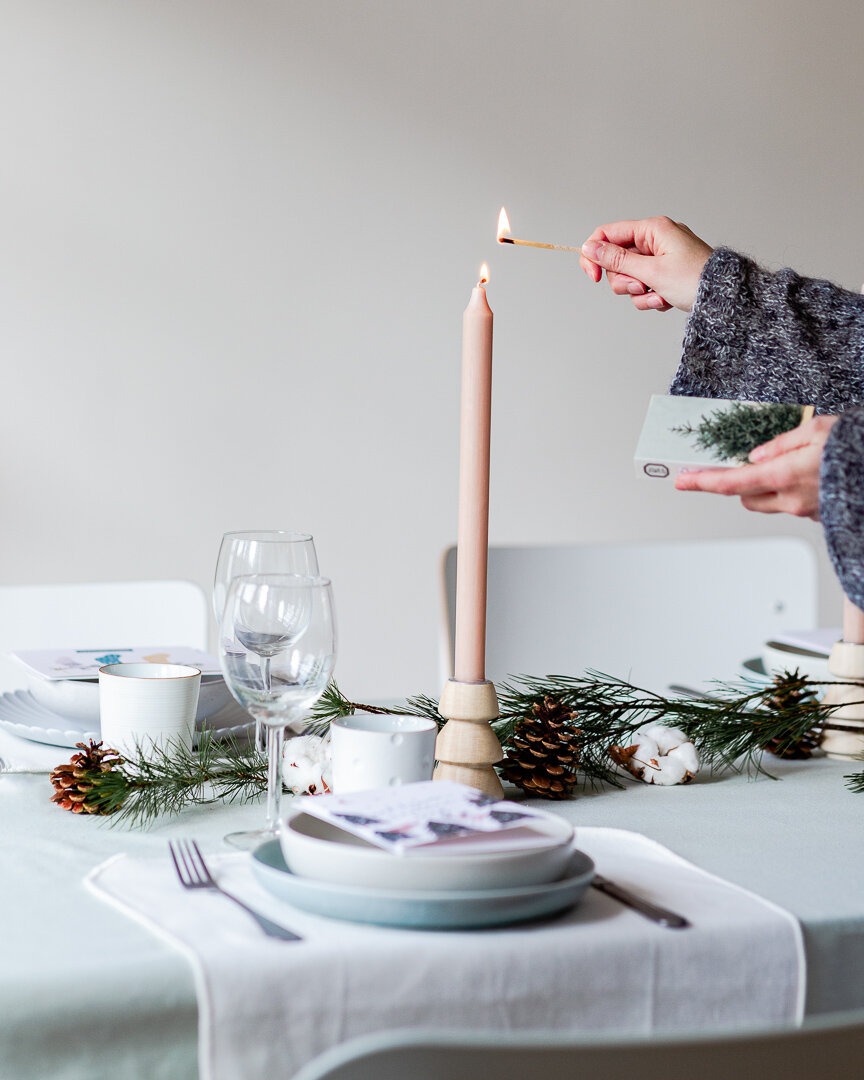 Bàn ăn Giáng Sinh Scandinavian với nến và thủy tinh