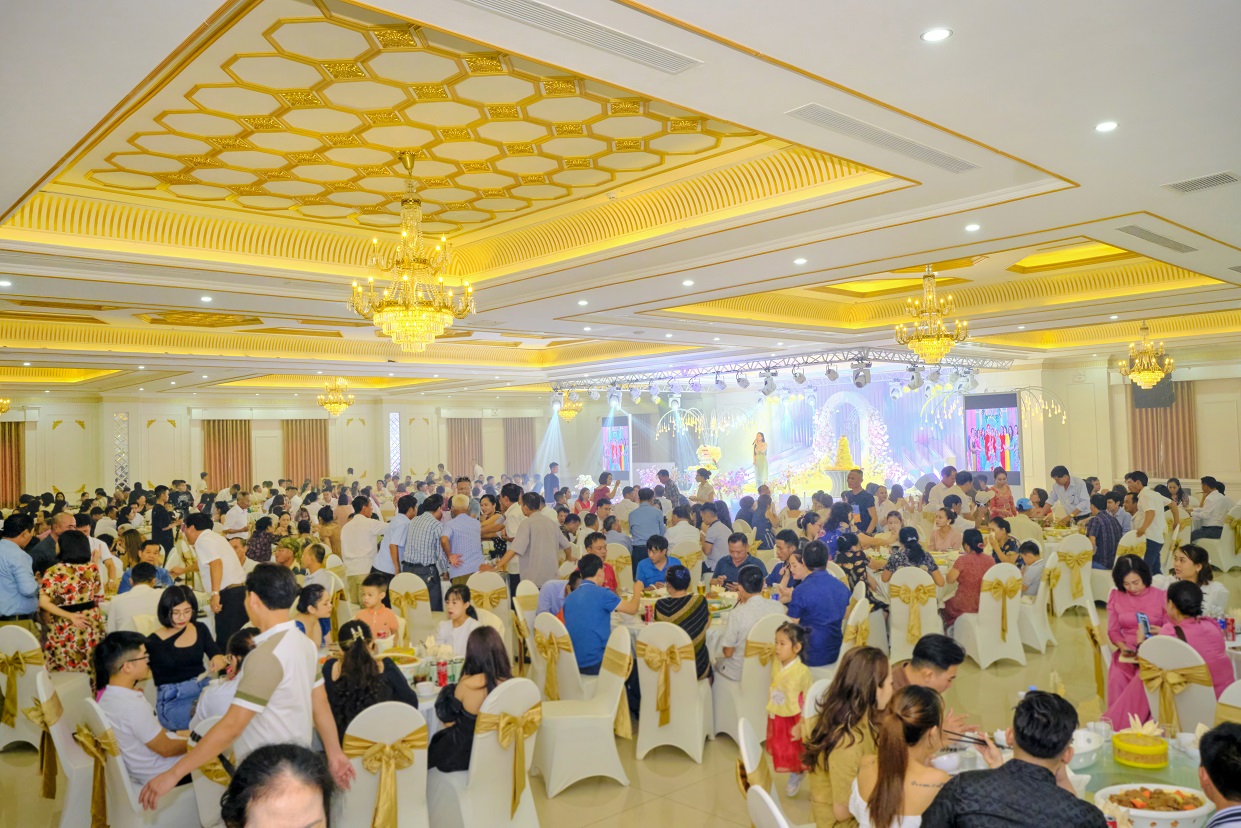 TIN TUYỂN DỤNG : Trung tâm hội nghị tiệc cưới Đại Huệ tuyển nhân viên kinh doanh và nhân viên salad