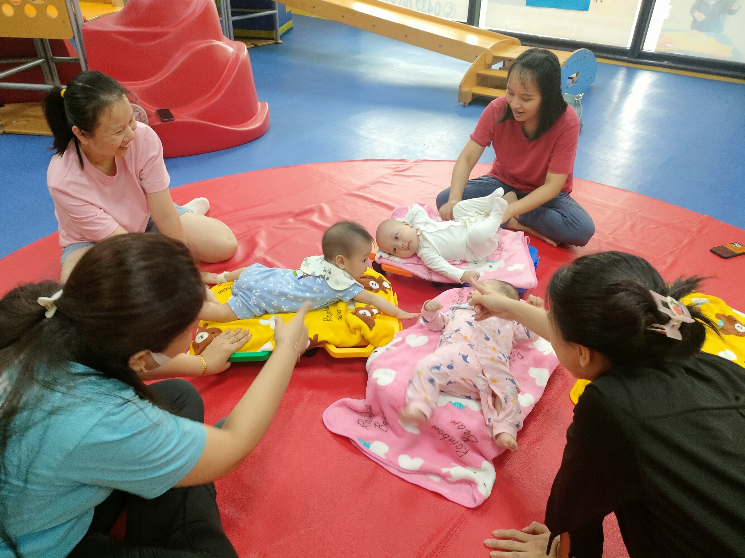 Sự khác biệt giữa đứa trẻ sơ sinh tự nằm chơi và thường xuyên được bế, sau 3 tuổi khoảng cách càng lớn Sự khác biệt giữa đứa trẻ sơ sinh tự nằm chơi và thường xuyên được bế, sau 3 tuổi khoảng cách càng lớn