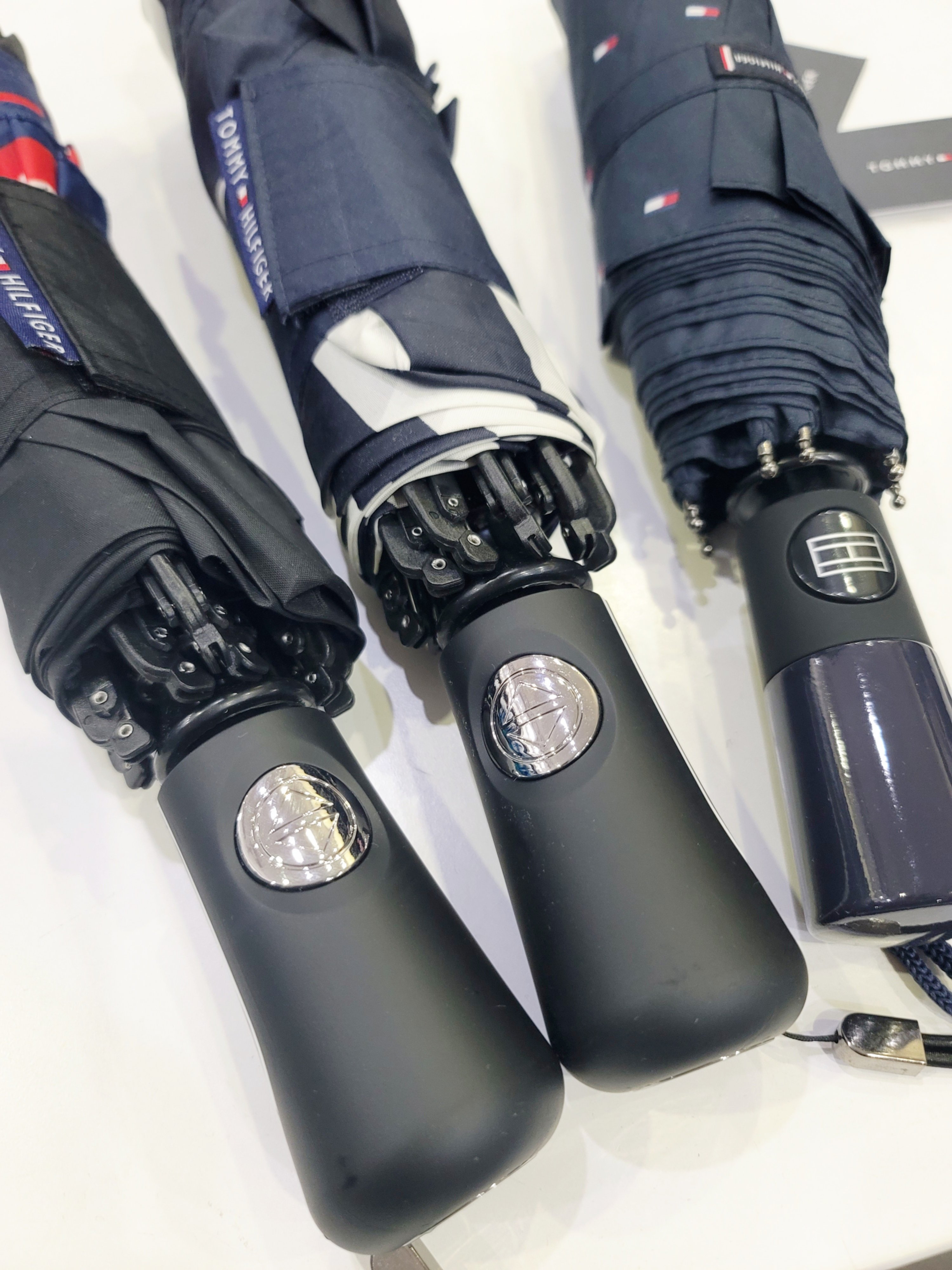 Ô Tommy Navy họa tiết