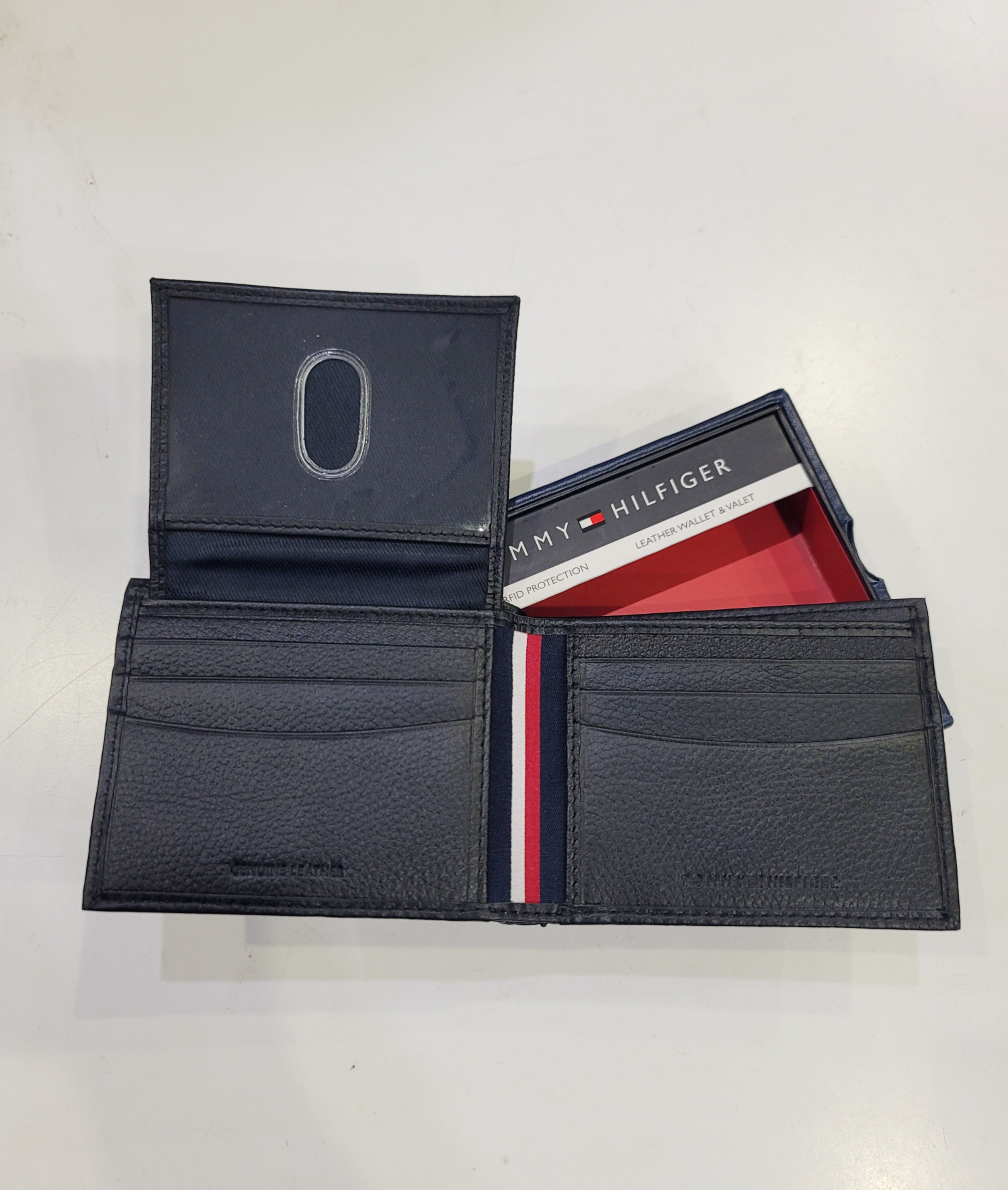 Ví Tommy đen logo tam giác