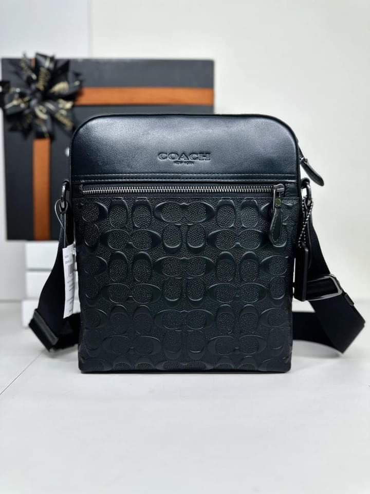 Túi đeo chéo nam Coach - Đen logo chữ C in nổi