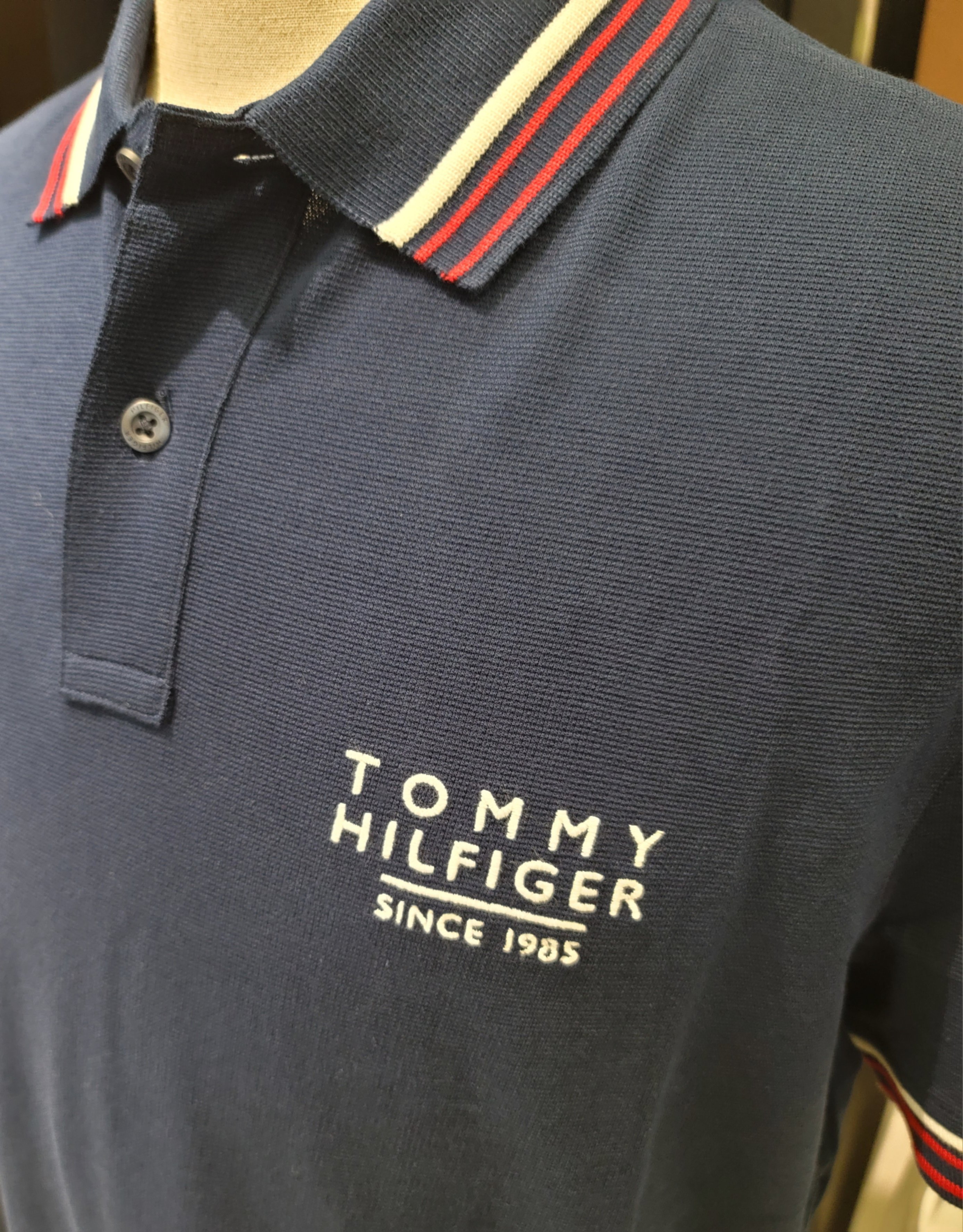 Polo Tommy Regular cổ trắng đỏ