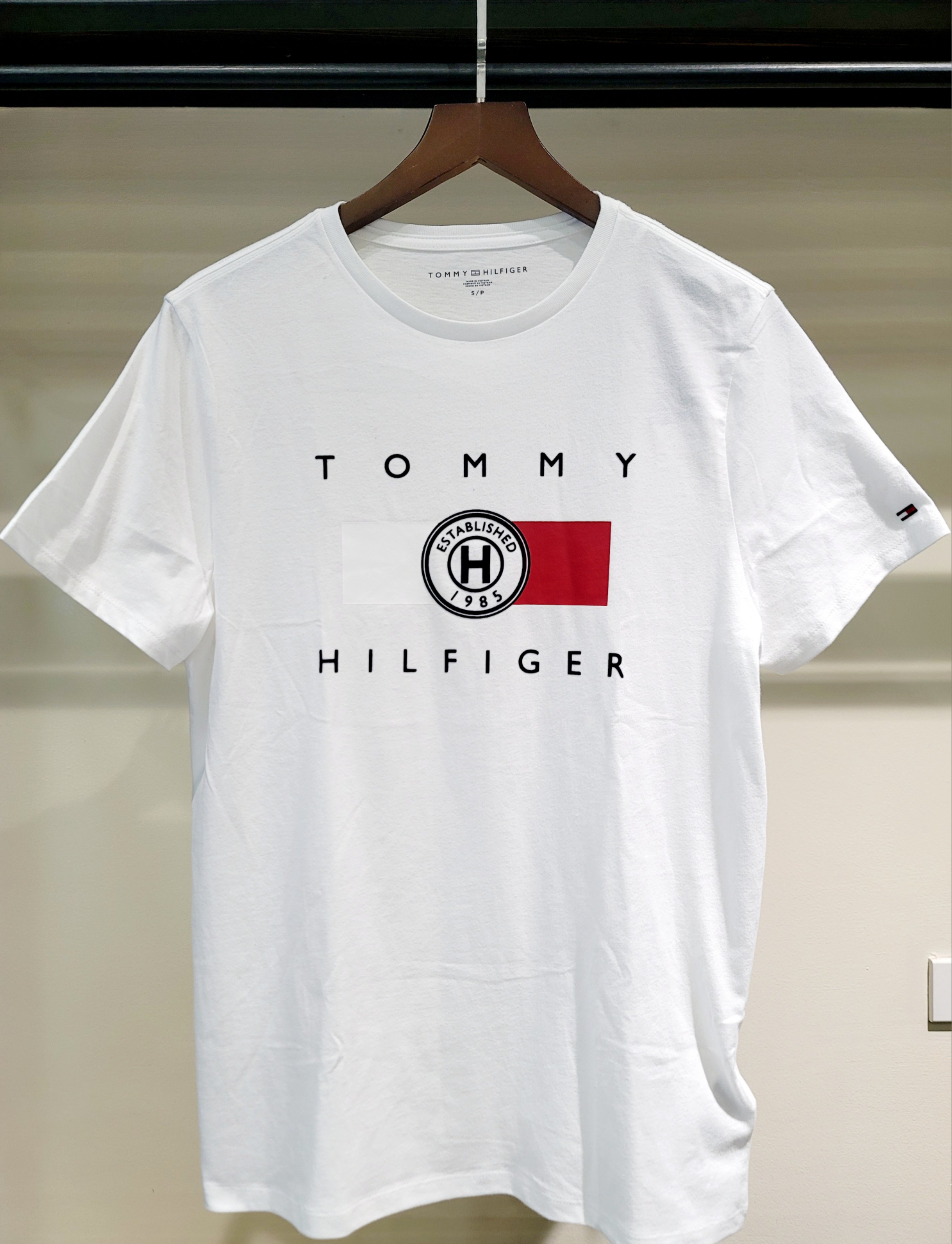 Thun Tommy trắng logo đỏ trắng