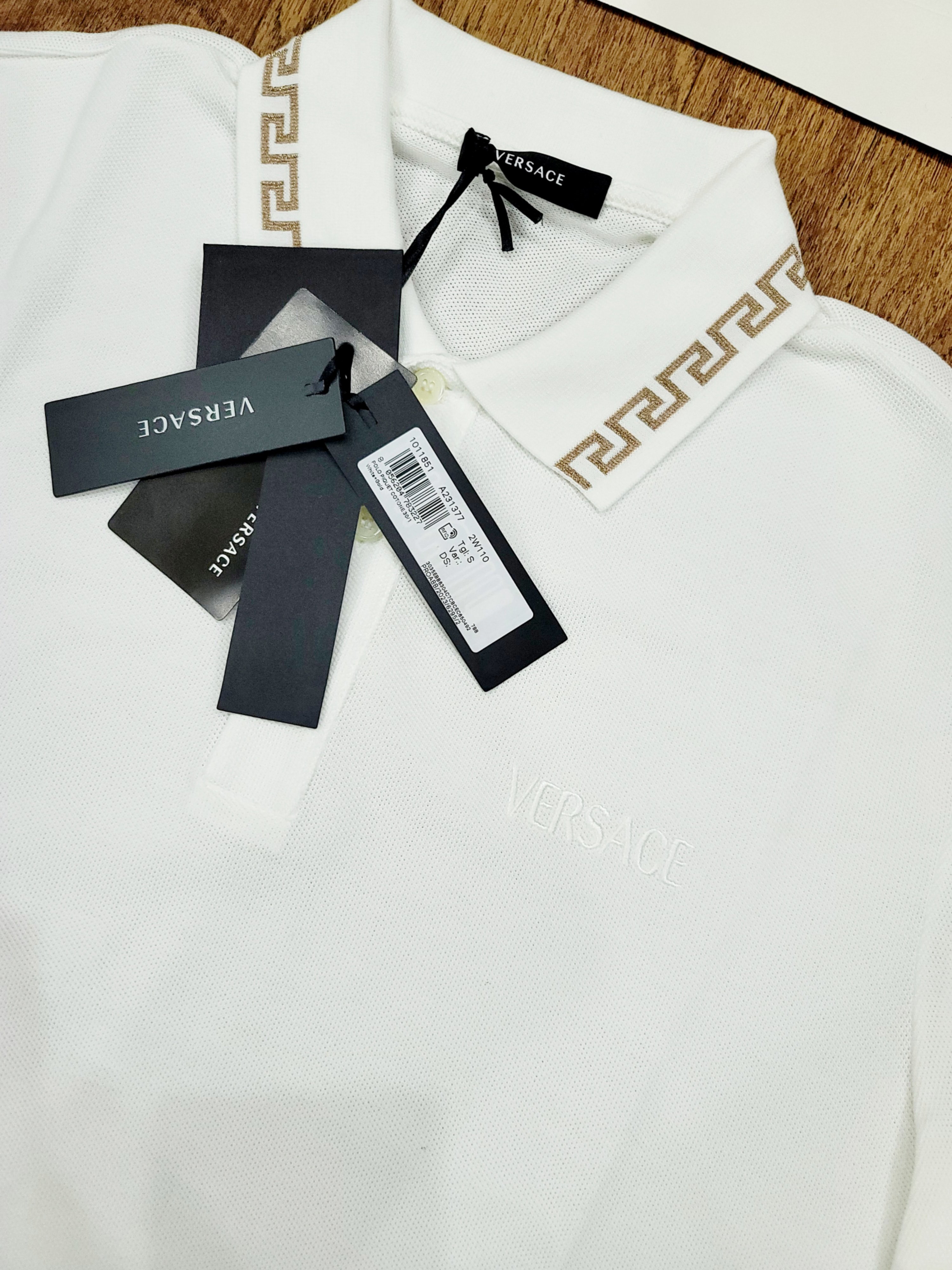 polo Versace cổ vàng họa tiết nhũ