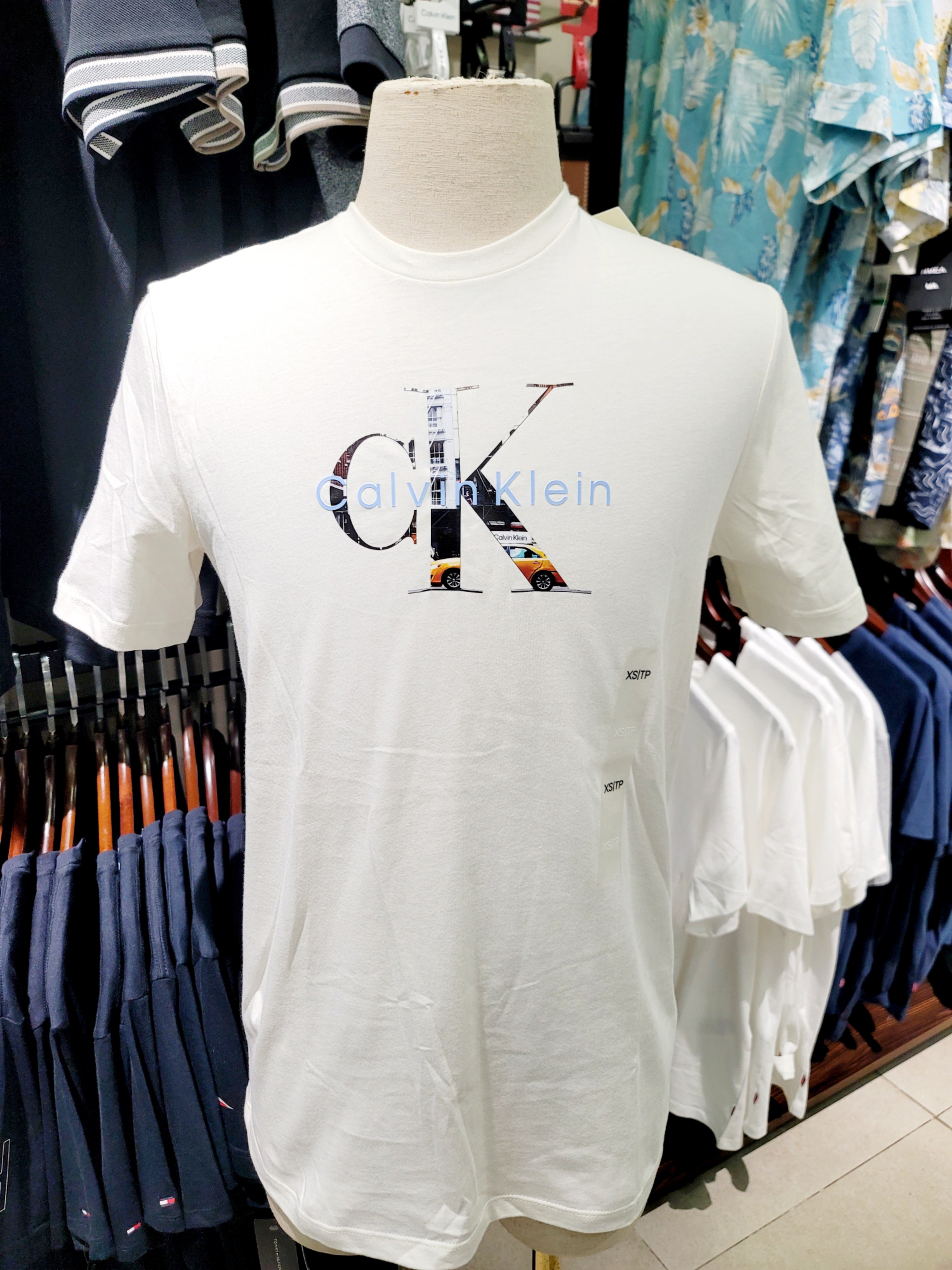 Thun Calviin Klein trắng kem logo ô tô