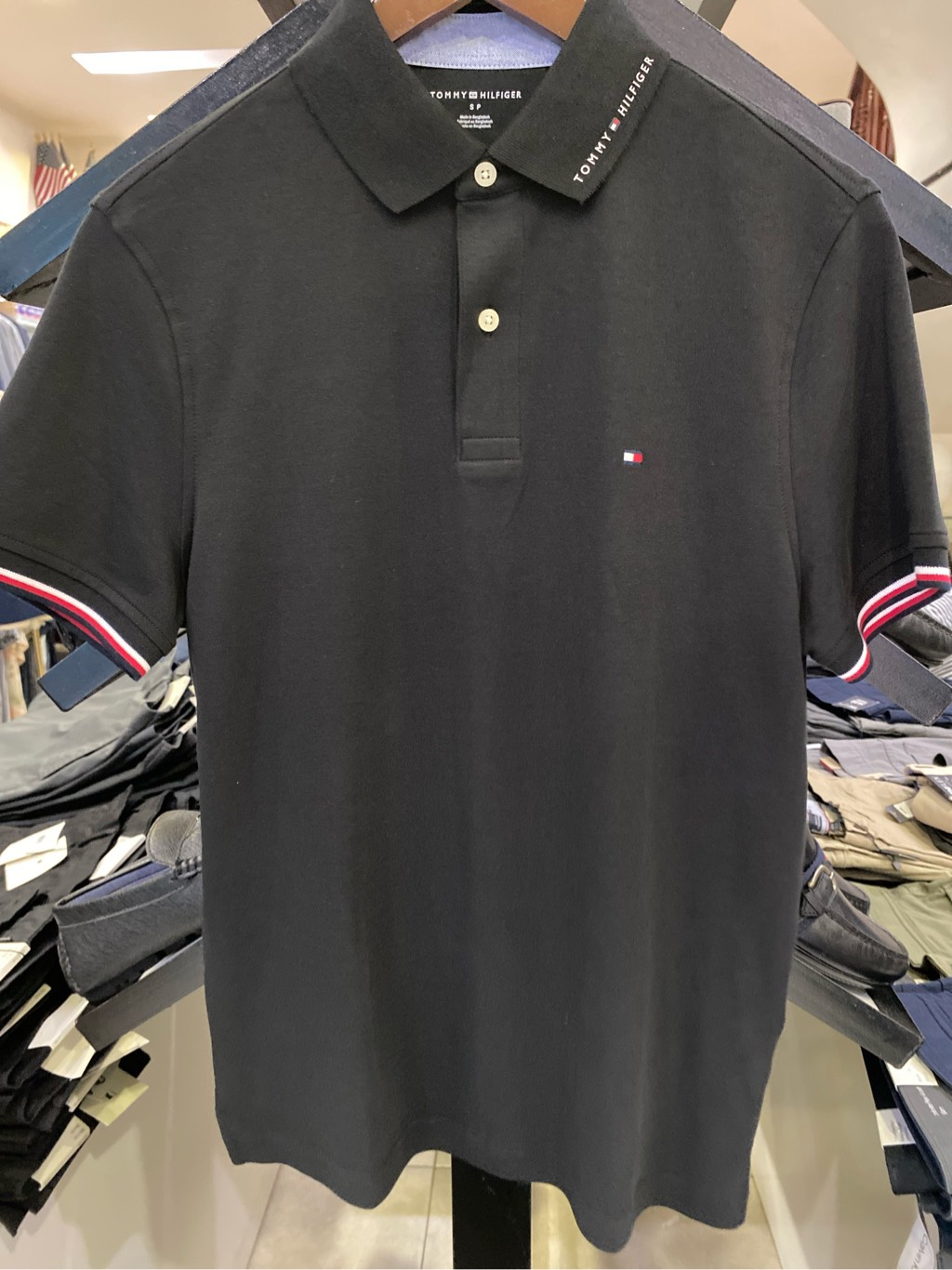 Polo tommy đen cổ chữ