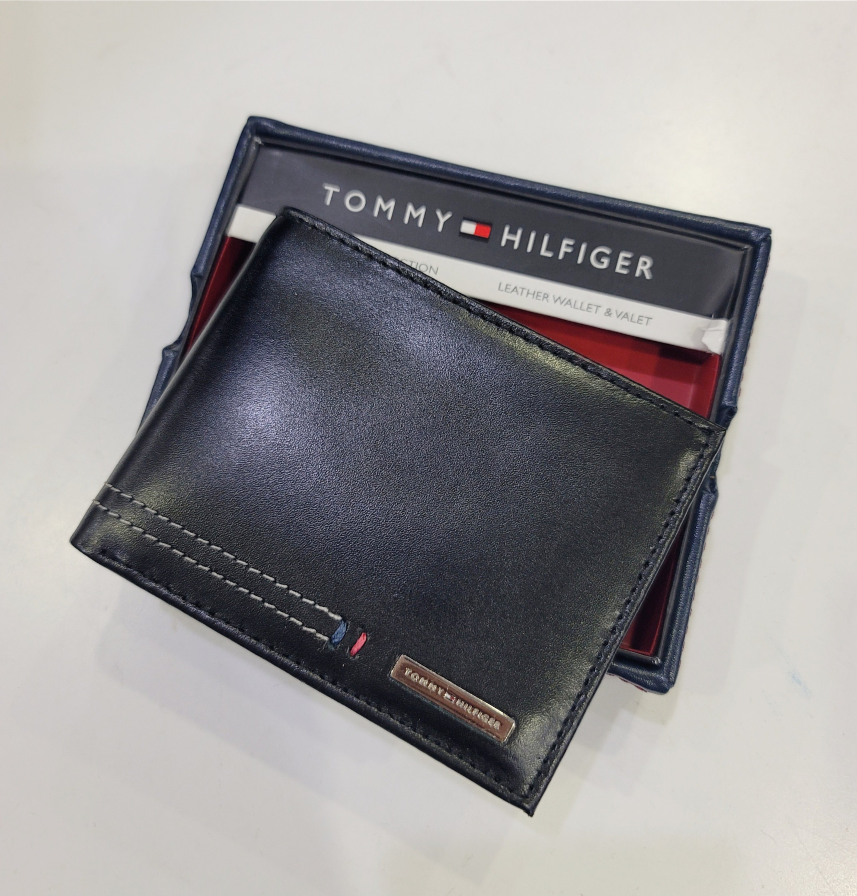 Ví Tommy đen trơn logo bạc