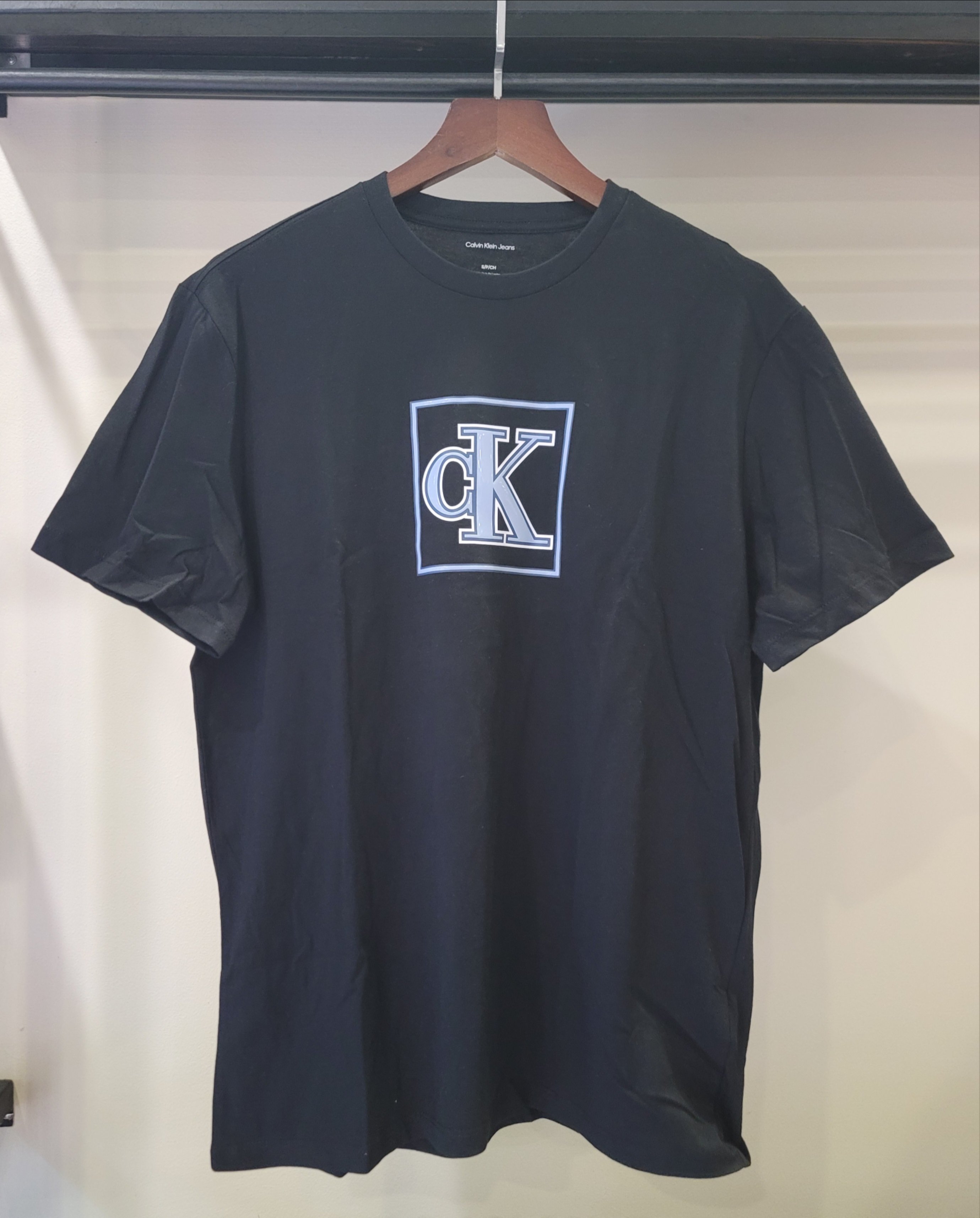 Thun Calvin Klein chữ ngực xanh