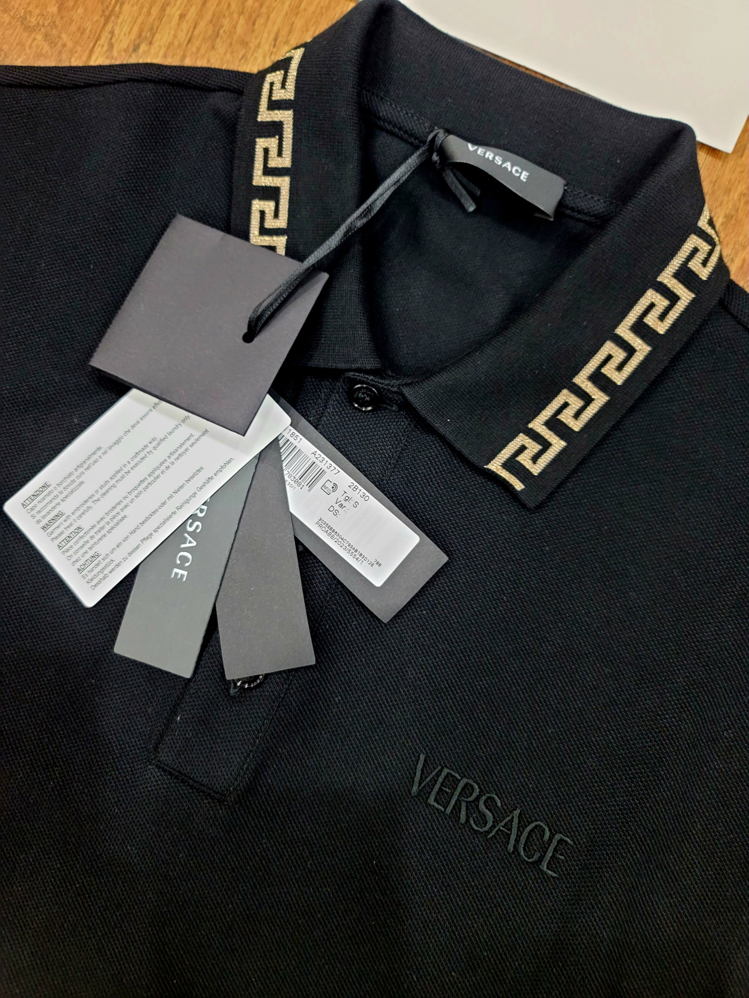 polo Versace cổ vàng họa tiết nhũ