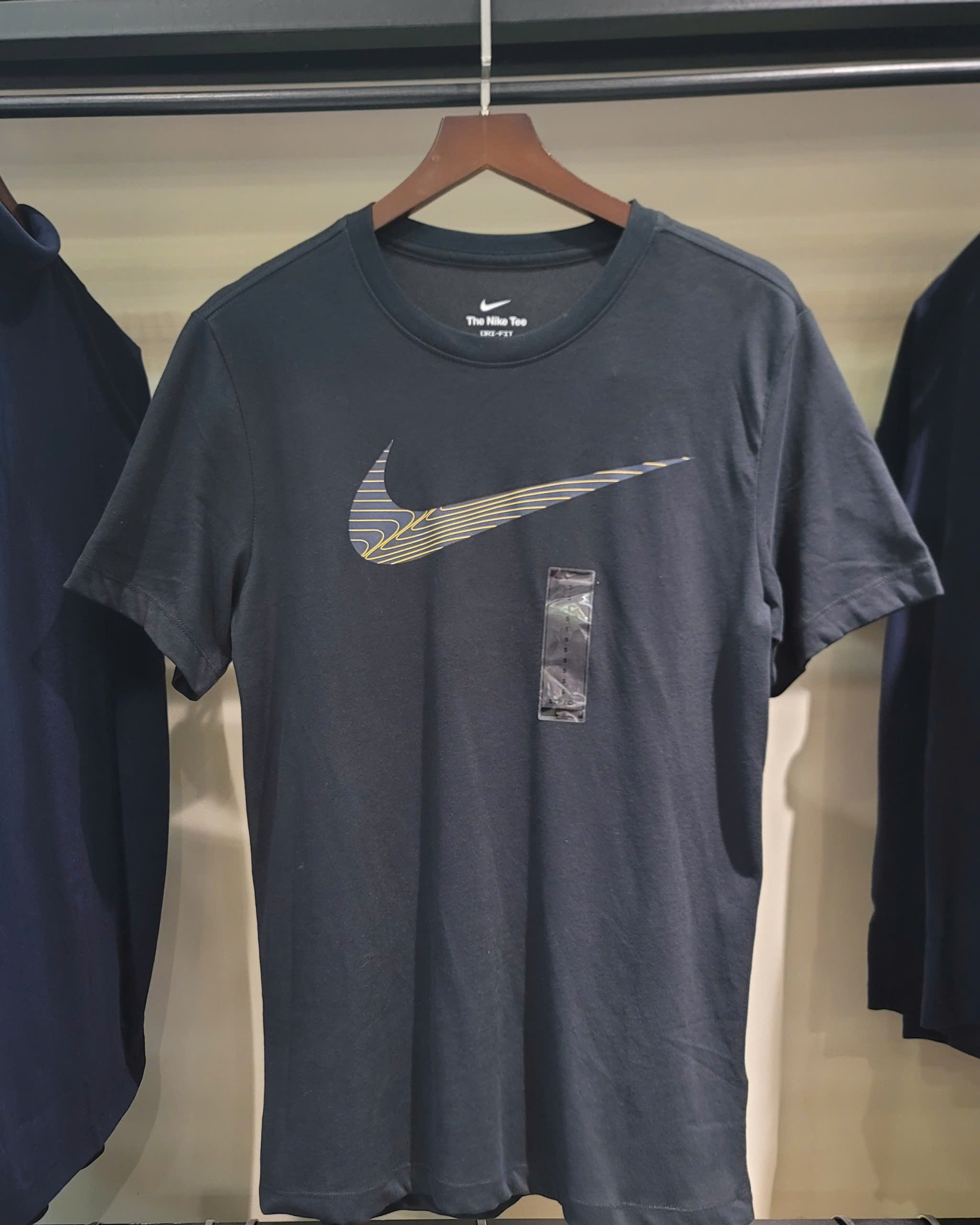 Thun Nike đen phẩy vàng