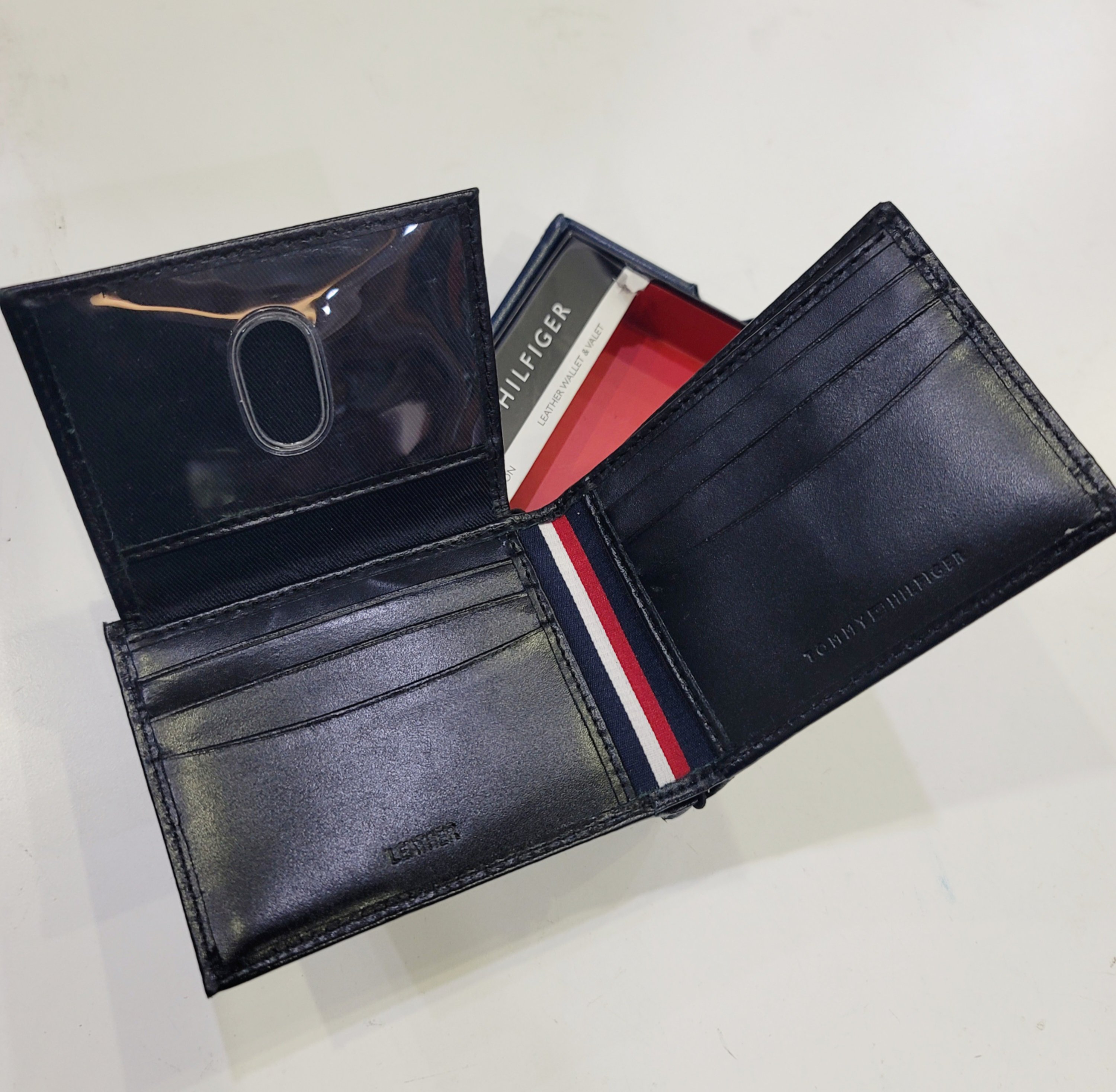 Ví Tommy đen trơn logo bạc