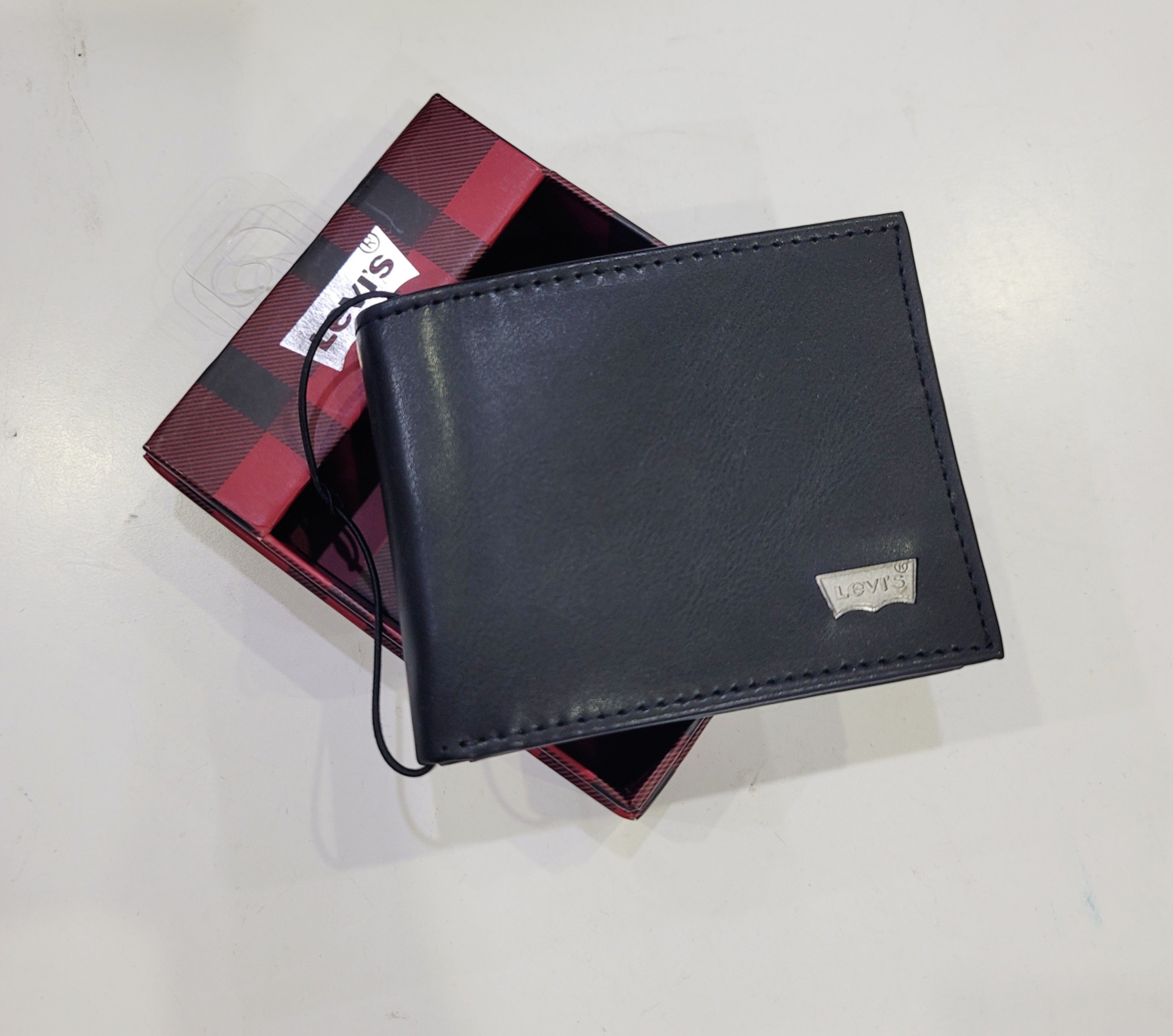 Ví Levi's đen trơn logo bạc Levi's