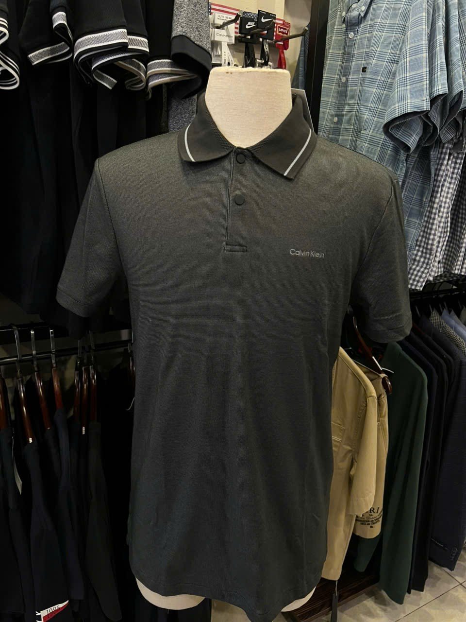 Polo Calvin Klein đen xám khuy bấm