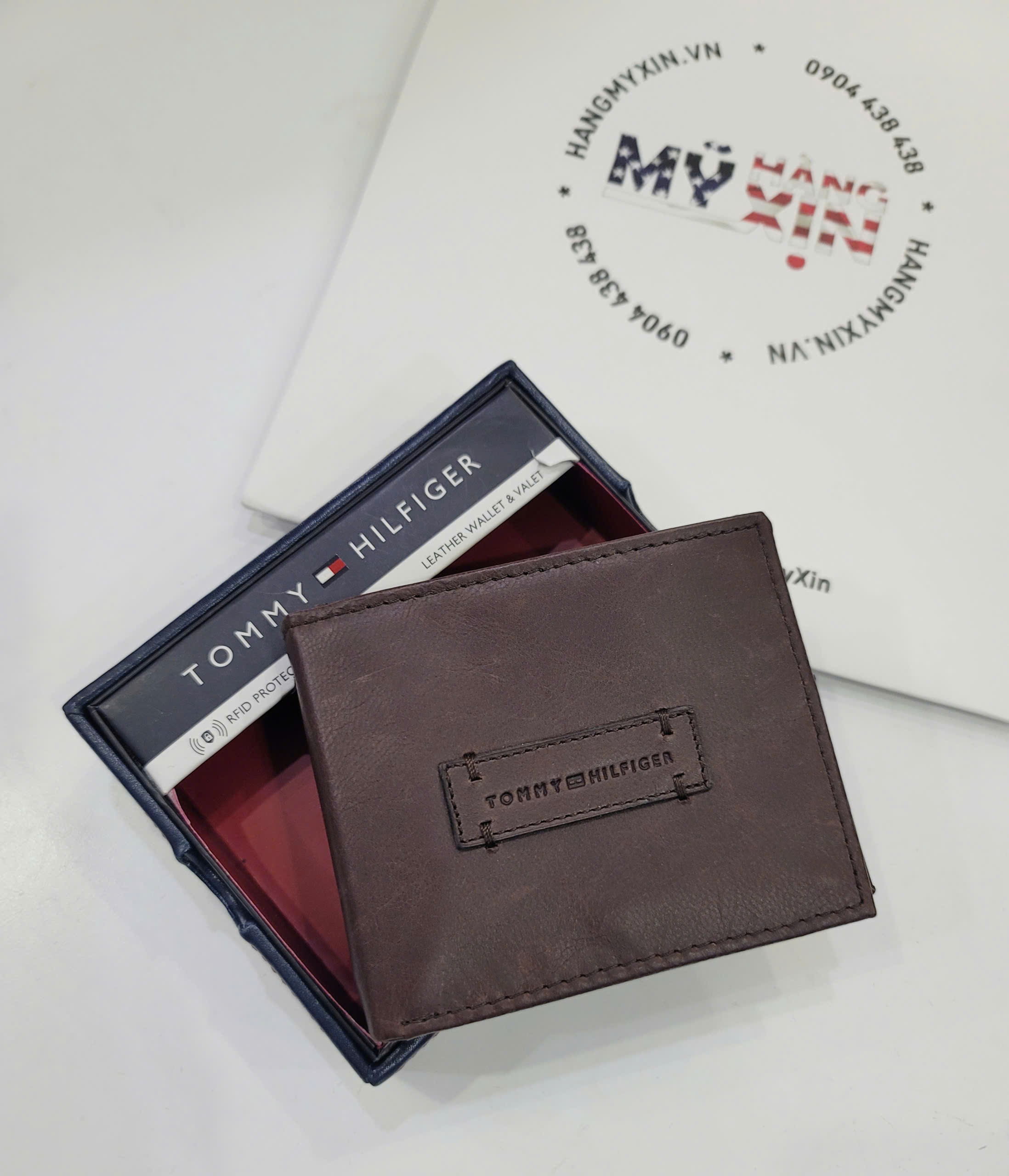 Ví Tommy logo chữ nhật khâu