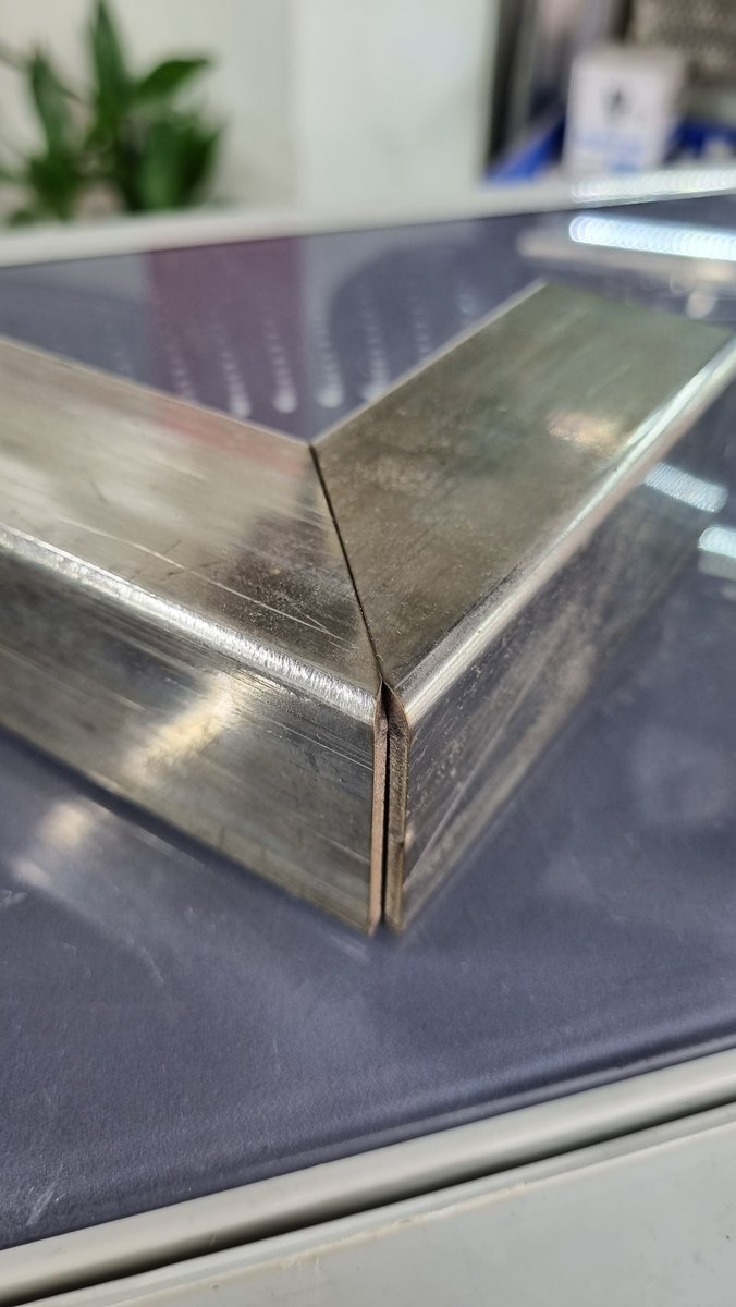 Hộp Inox 304 20x40 - mau mong goc ke 45 hop