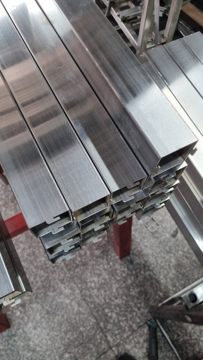 Hộp Inox 304 50x50 Và 50x100 - nhieu thanh hop xep chong van xuoc