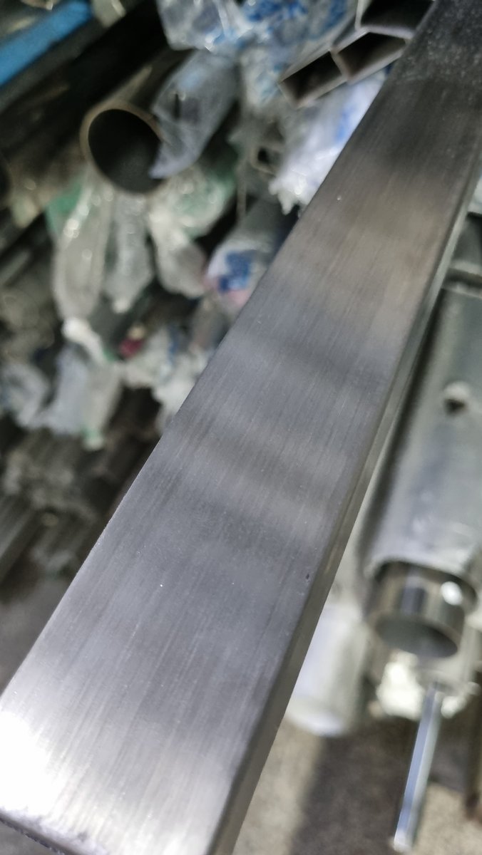 Inox Xước Hairline Cho Nội Thất Khách Sạn, Showroom - thanh det van xuoc nguoc sang