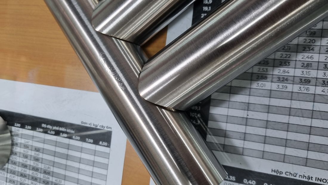 Ống inox cắt vát bằng CNC tại xưởng