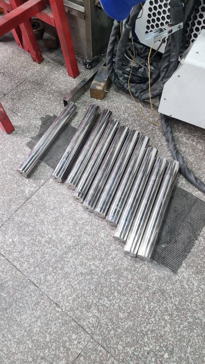 Ống Inox Trang Trí Và Ống Inox Công Nghiệp Khác Nhau Thế Nào? Xưởng Cơ Khí Nên Mua Loại Nào - dan ong bong guong xep so le 1