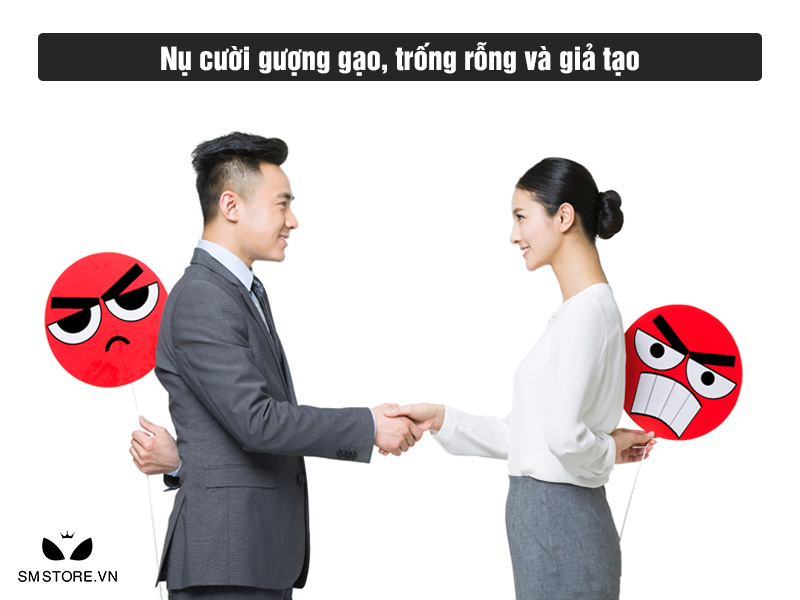 Nụ cười gượng gạo đầy giả tạo