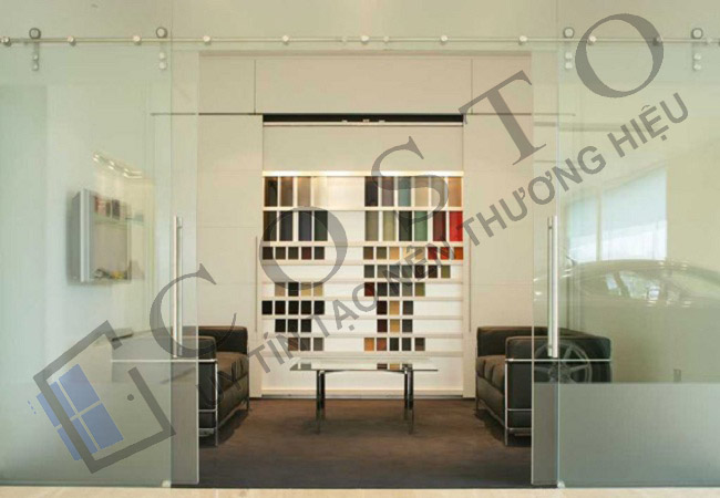 Cửa lùa kính cường lực ray treo hiện đại và thông thoáng