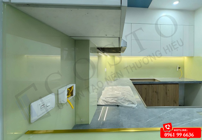 Dán kính bếp là gì? Giải pháp ốp bếp sạch đẹp, bền lâu